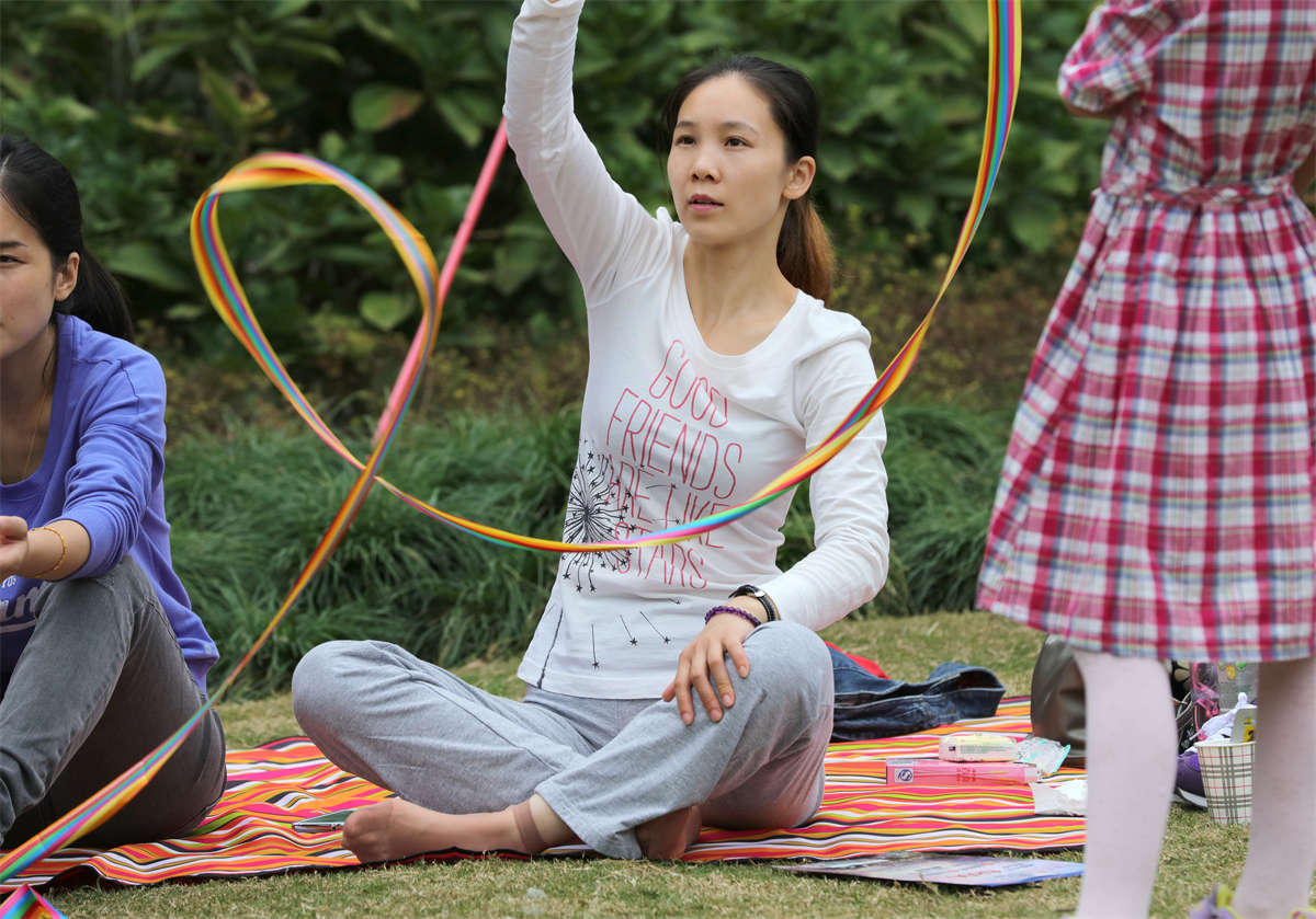 图片[2]-踏青公园街拍系列No.1232 休闲打扮的少妇，一双小脚配上短肉丝恰到好处-日更街拍