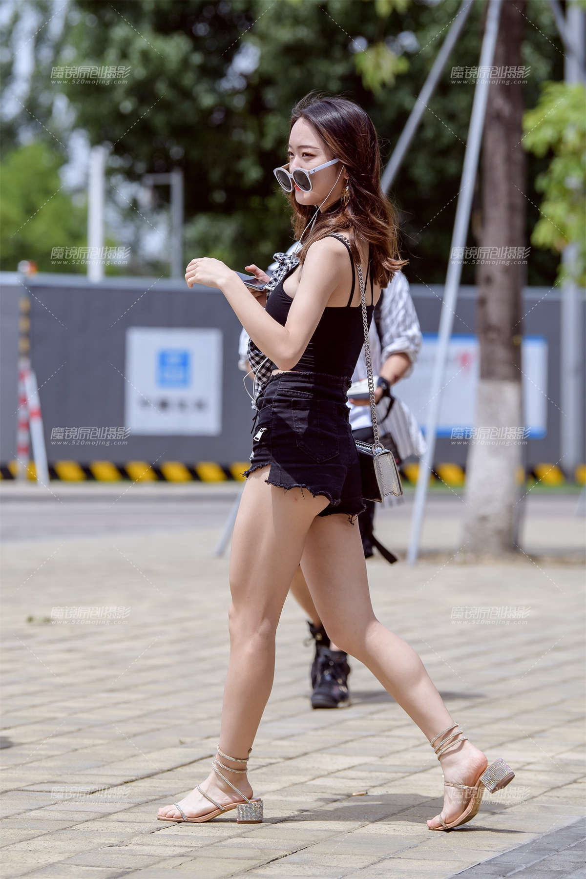 图片[2]-吊带热裤性感墨镜美女-日更街拍