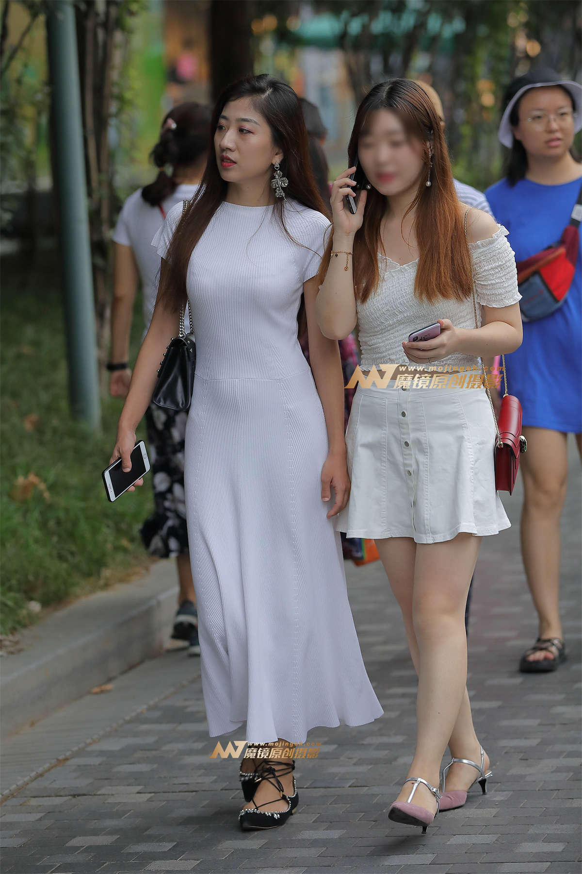 【视觉冲击赛贴】贴身洁白长裙少妇-日更街拍