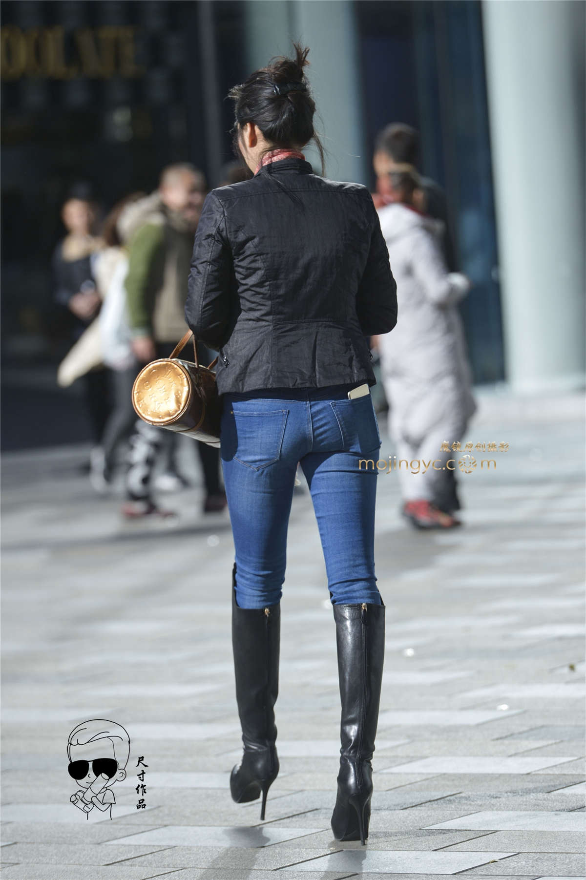 短款衣紧绷牛仔裤高跟长筒靴凸显魔鬼身材（2016年11月14日)-日更街拍