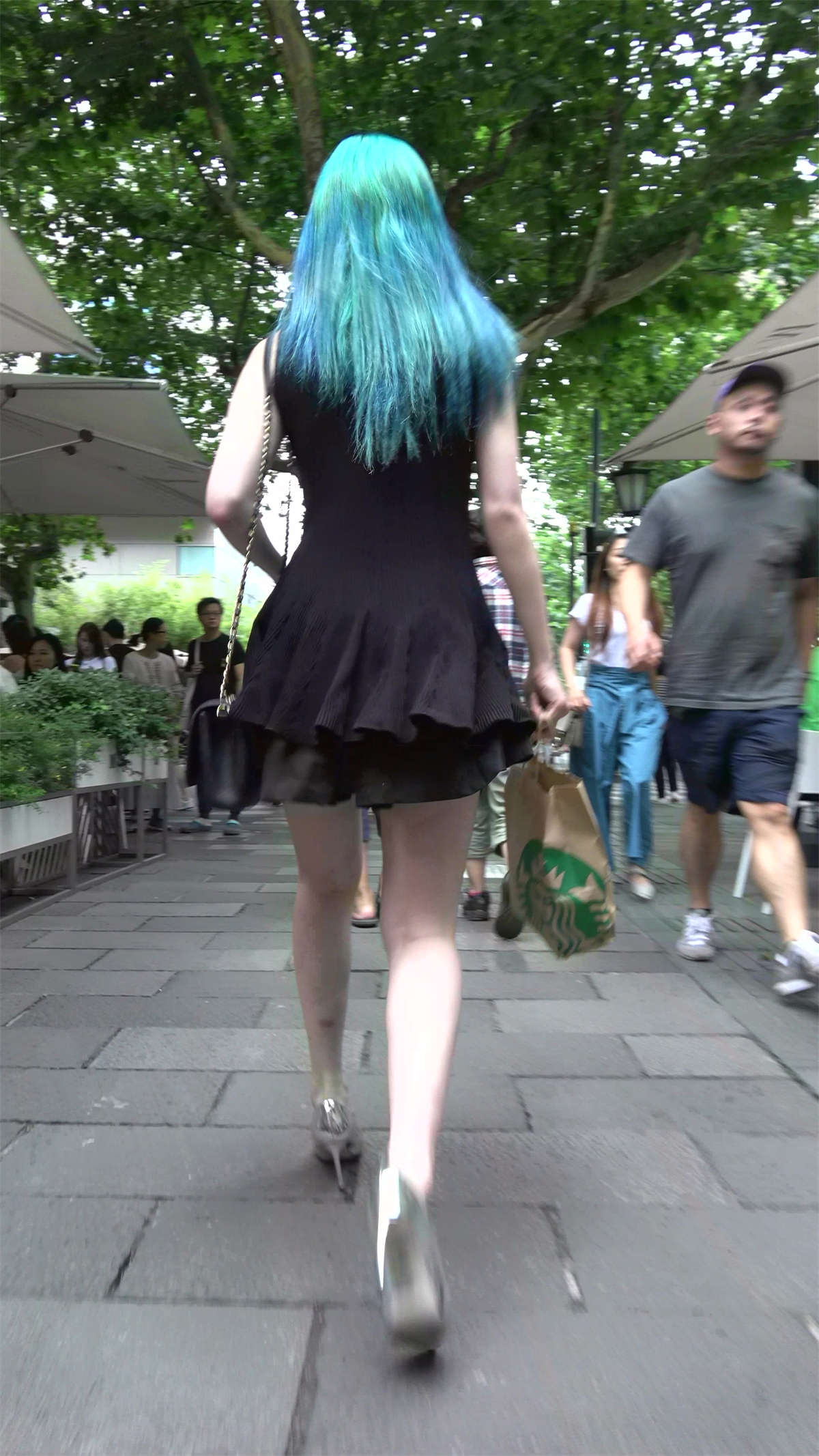 图片[2]-银白高跟、短裙性感染发的街拍美女-日更街拍