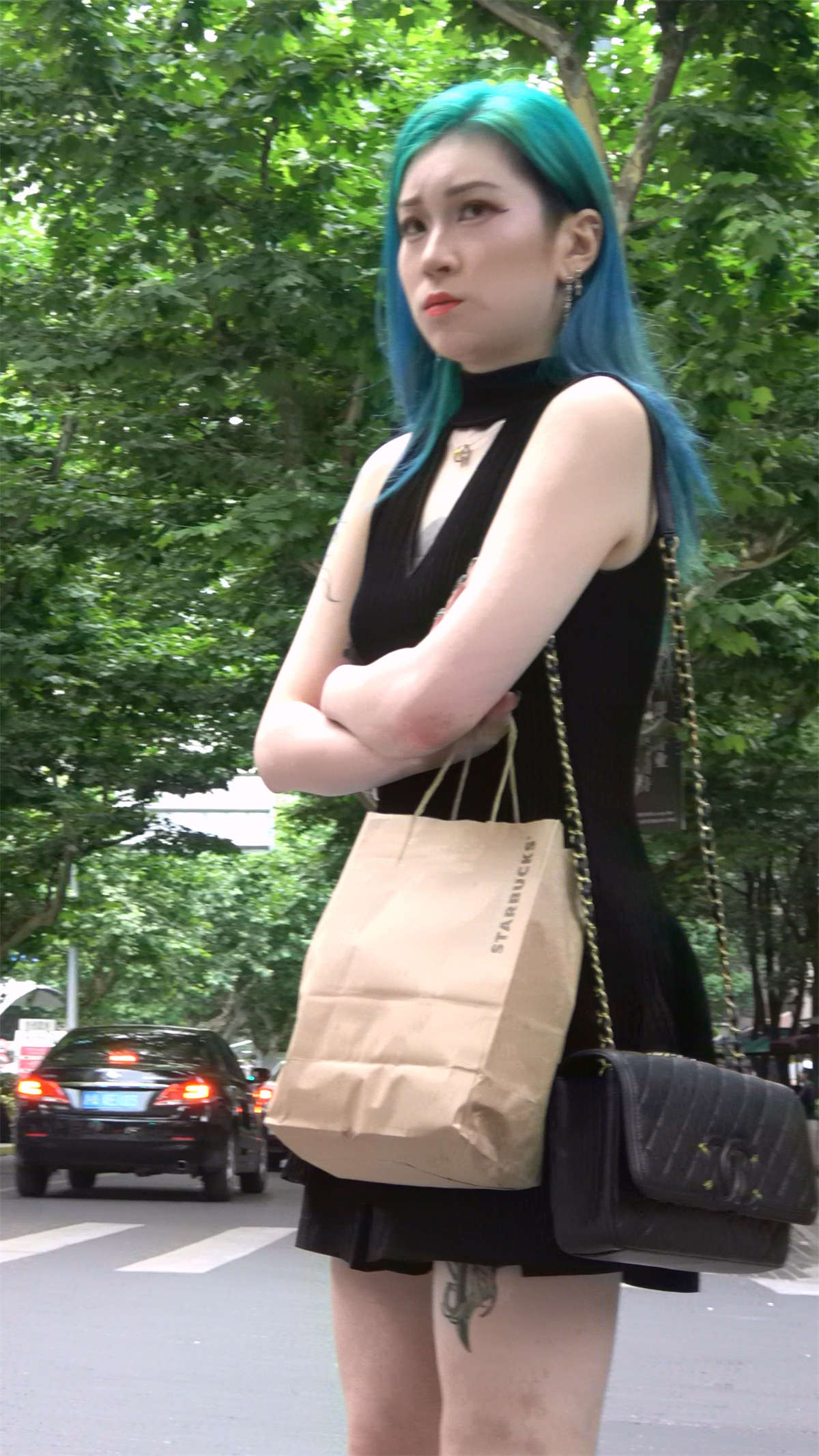 银白高跟、短裙性感染发的街拍美女-日更街拍