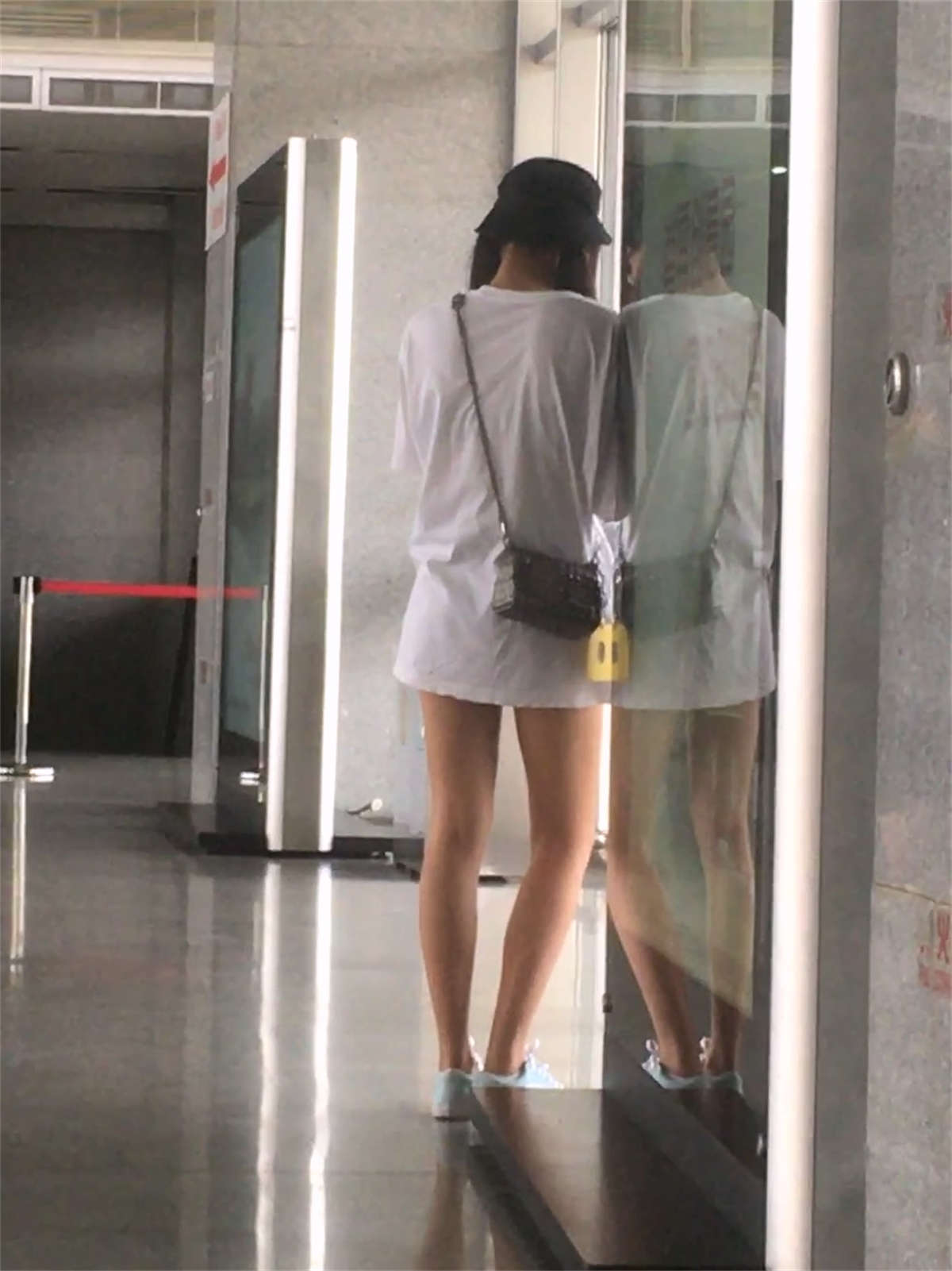 图片[2]-白色T恤牛仔热裤眼镜妹-日更街拍