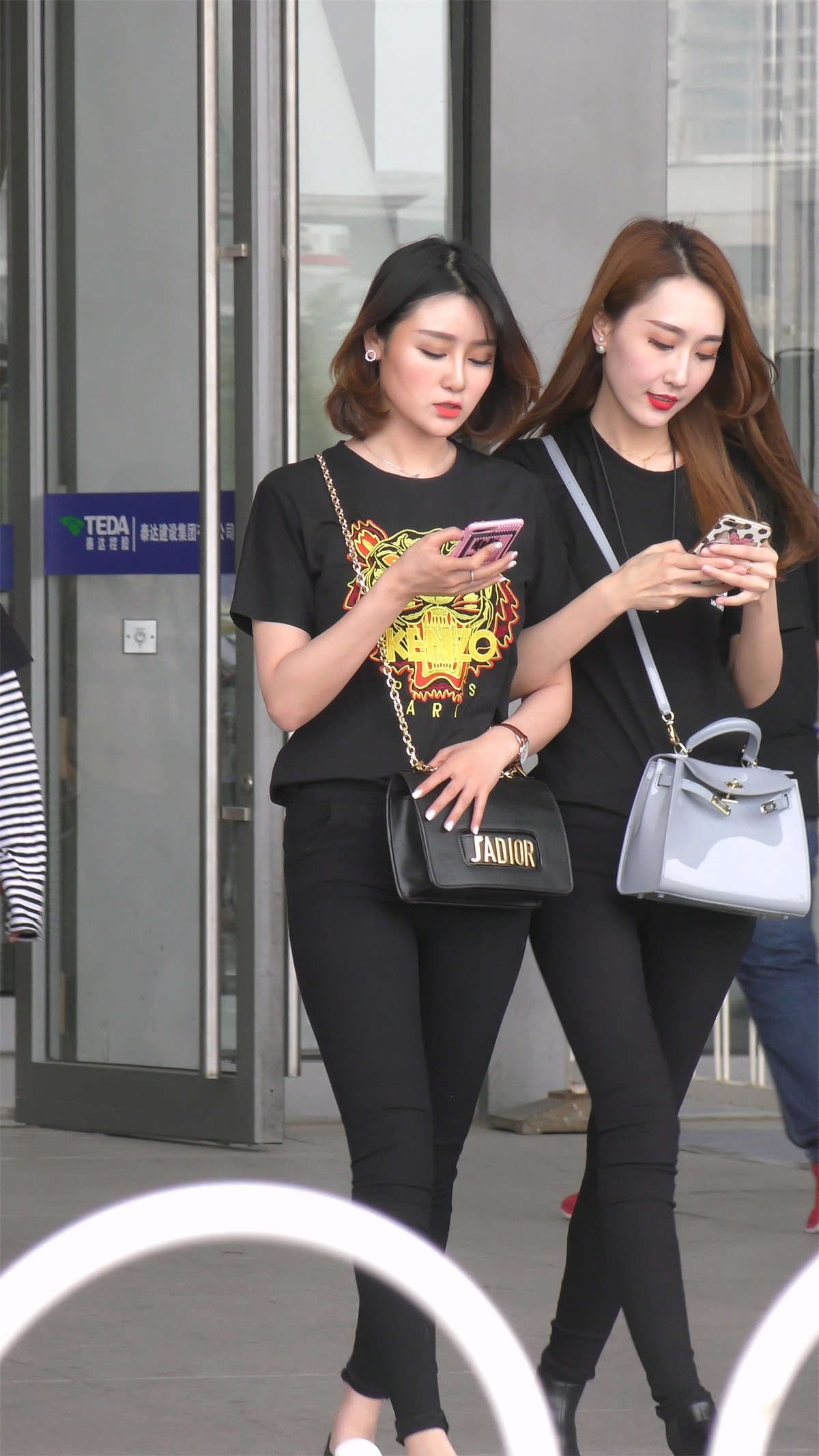 图片[2]-黑色紧身裤好身材漂亮美女-日更街拍