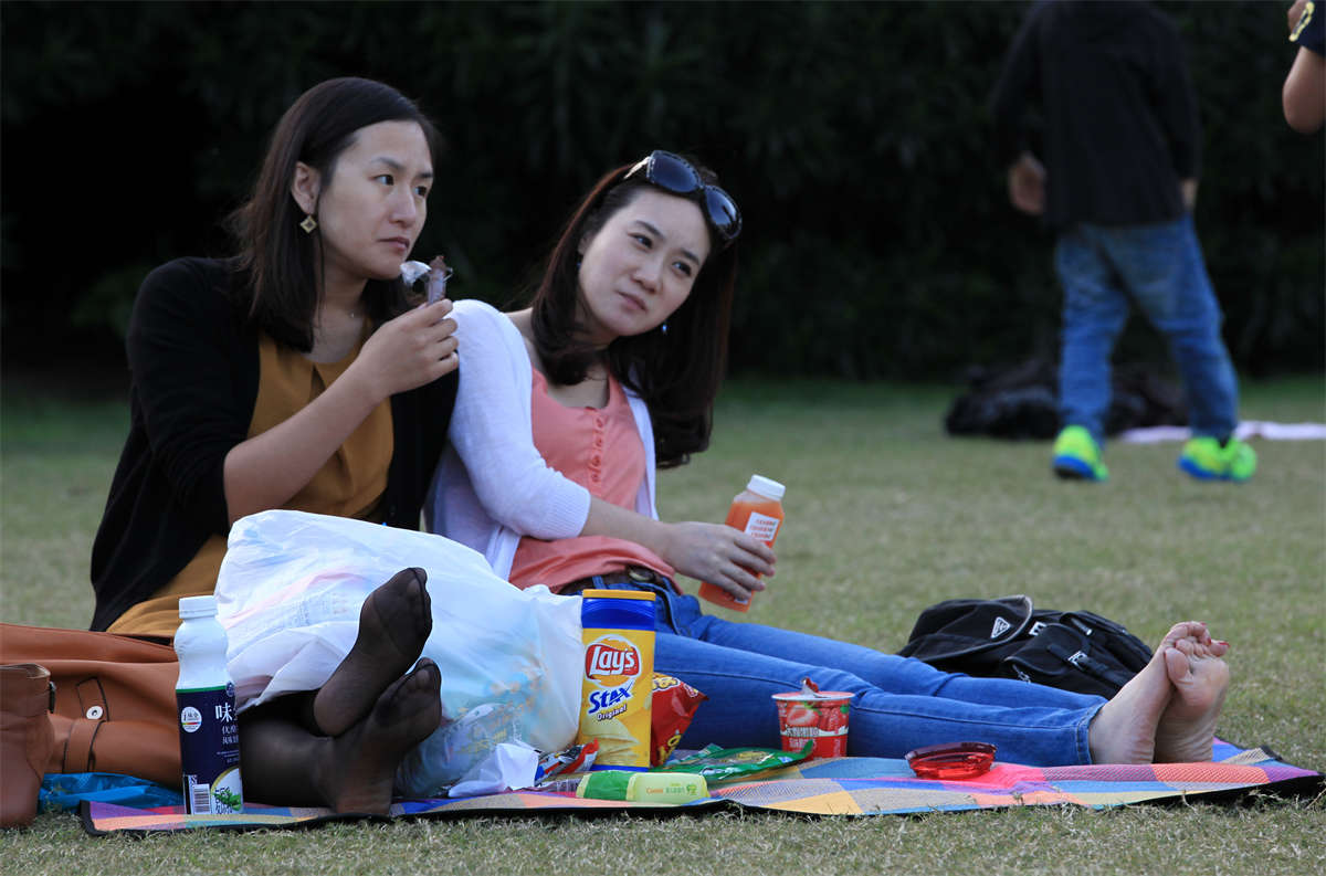 图片[2]-踏青公园街拍系列No.1040 没有对比就没有伤害，让长黑丝沦为陪衬的美脚 第2套-日更街拍