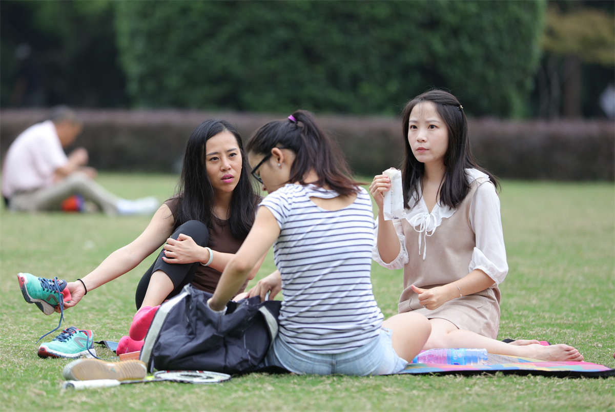 图片[2]-踏青公园街拍系列No.1744 一年前被拍过的高冷学姐，这次把清纯的小师妹带来推向前台 第1套-日更街拍