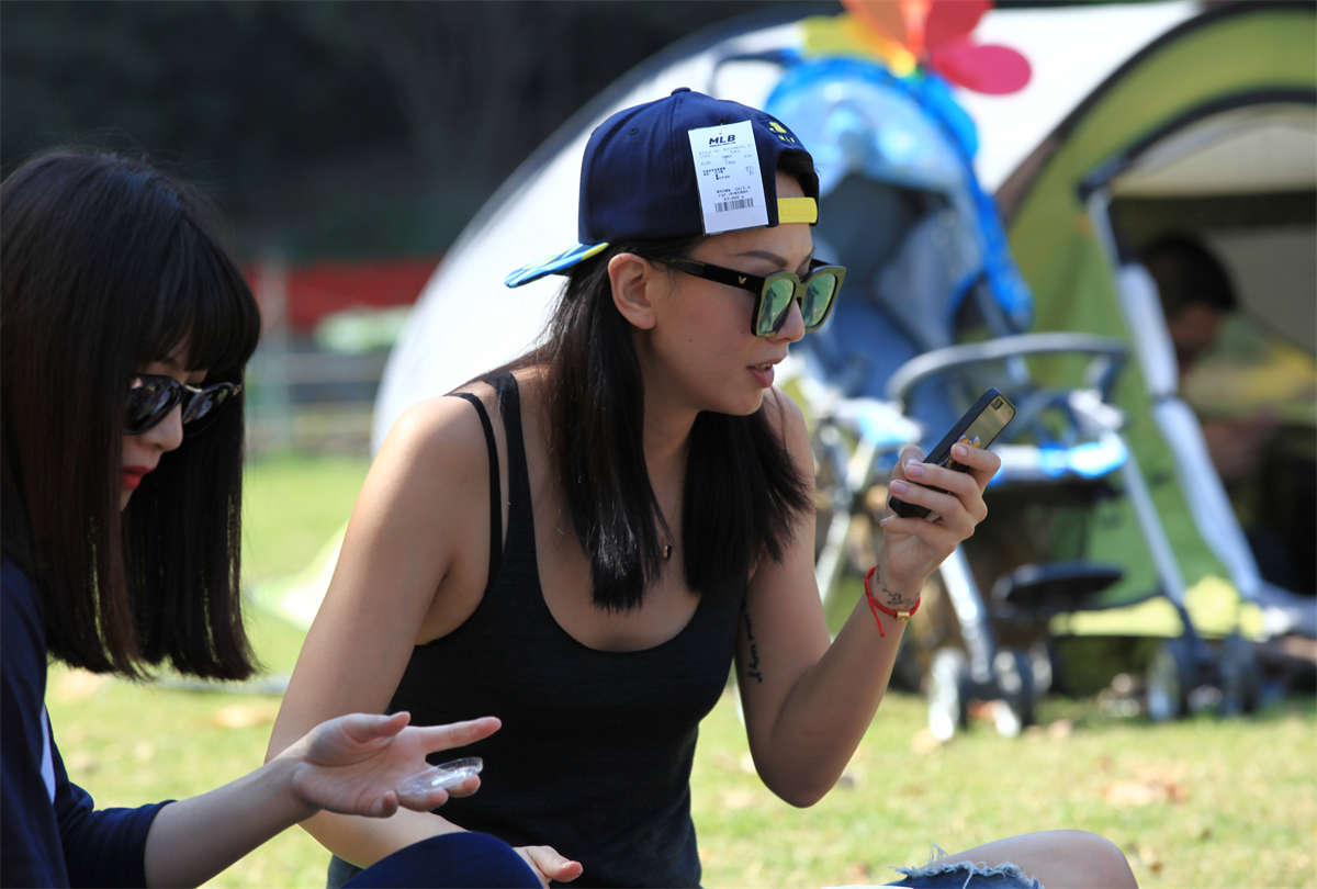 图片[2]-踏青公园街拍系列No.969 俊俏少妇的长趾光洁美足-日更街拍