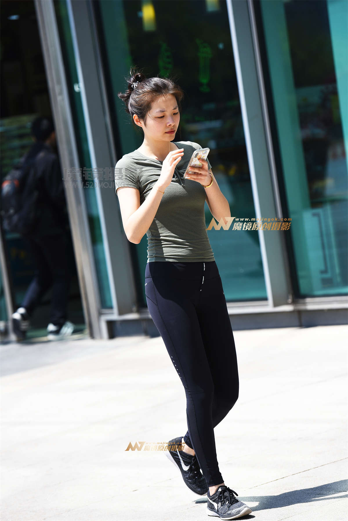 【咔喳赛贴】商场外的紧身裤-日更街拍