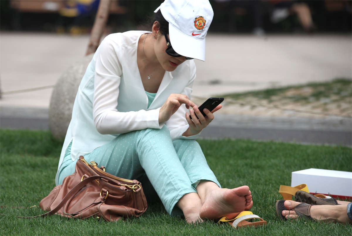 图片[2]-踏青公园街拍系列No.1233 优雅韵妇摆拍时竟然还有少女般的羞涩-日更街拍