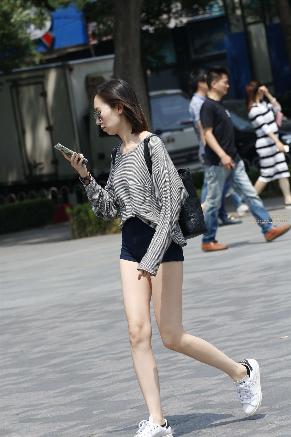 新人首发-热裤白嫩美腿萝莉-日更街拍