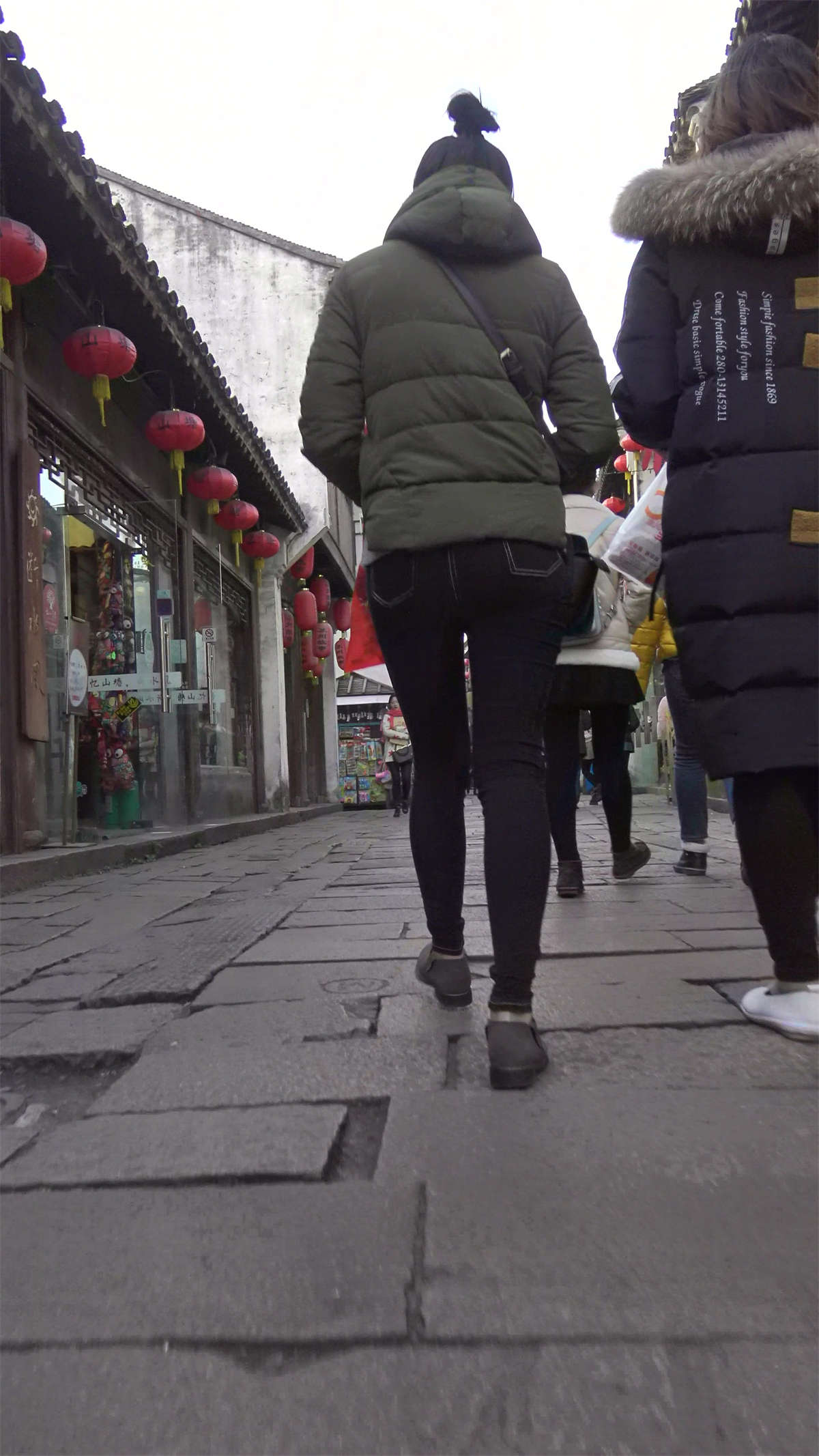 羽绒服超级紧身裤街拍美女-日更街拍