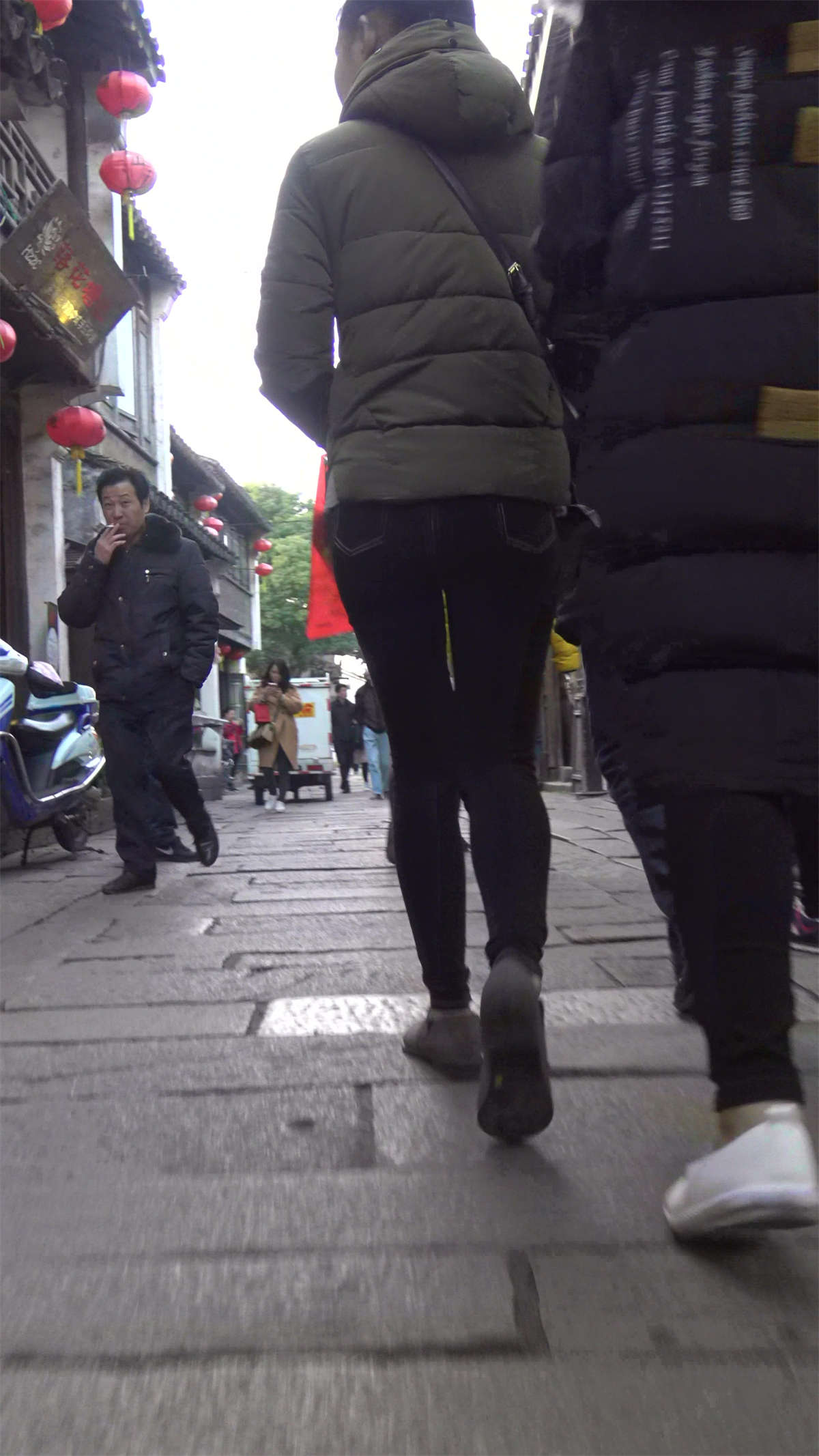 图片[2]-羽绒服超级紧身裤街拍美女-日更街拍