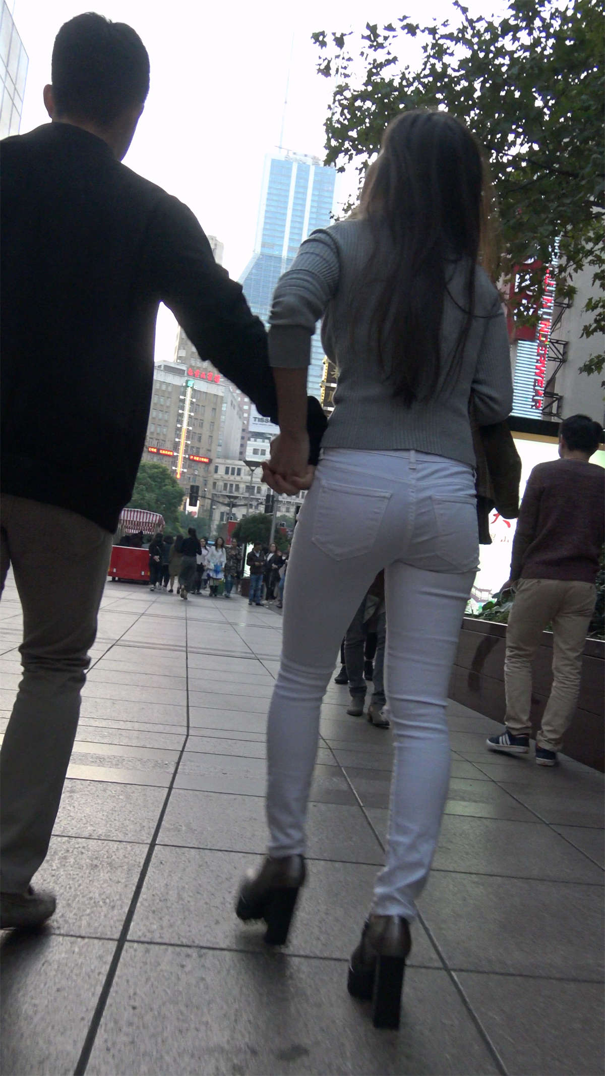 白色紧身裤性感身材美女姐姐-日更街拍