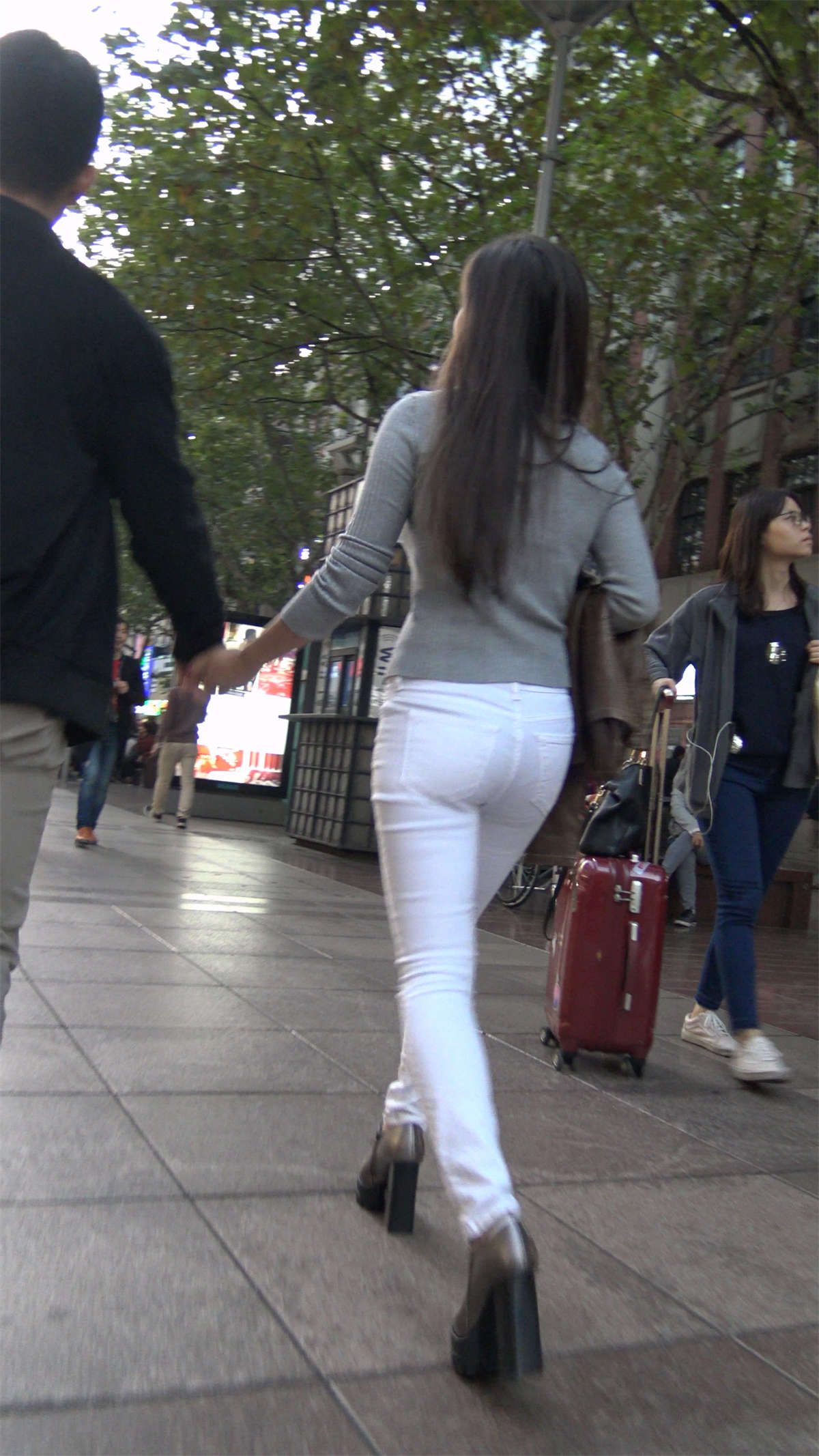 图片[2]-白色紧身裤性感身材美女姐姐-日更街拍