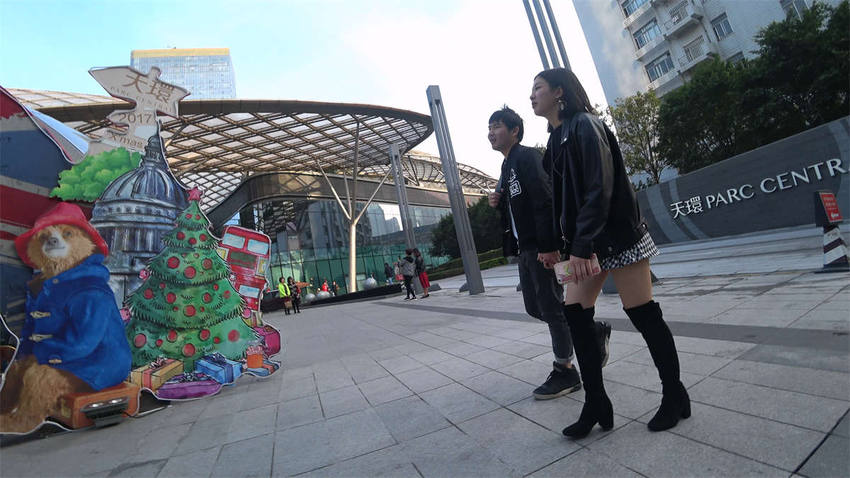 图片[2]-皮衣短裙美腿气质小姐姐-日更街拍