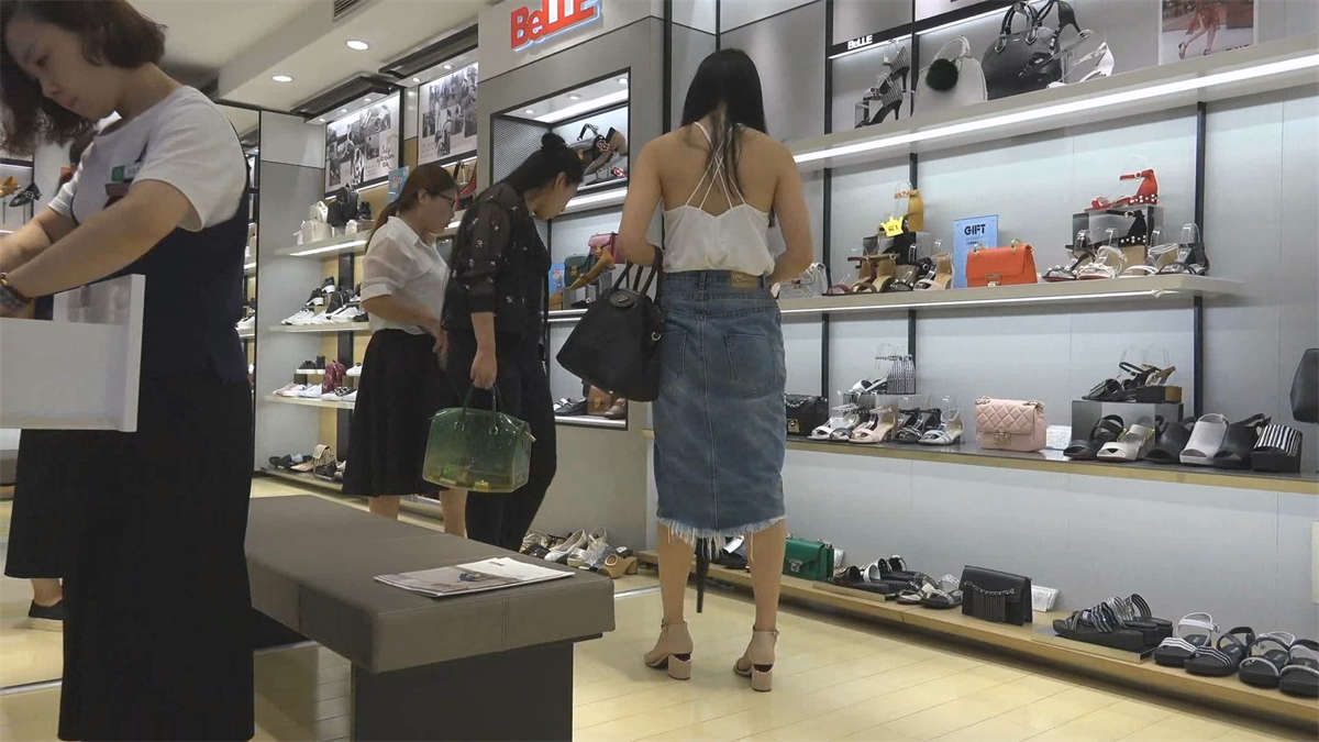 高挑少妇光脚踩地试穿新款高跟-日更街拍