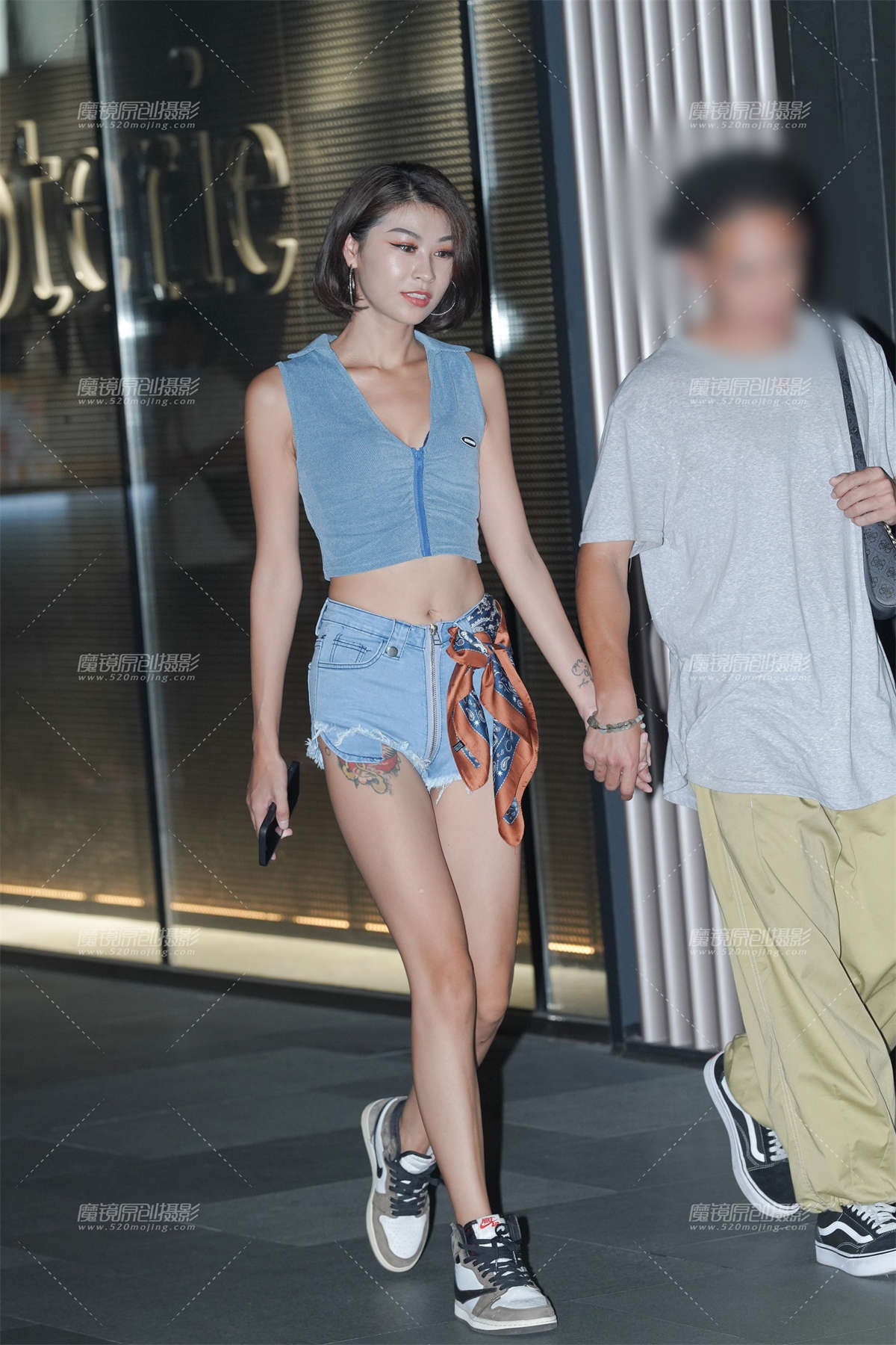 时尚的热裤长腿美眉-日更街拍