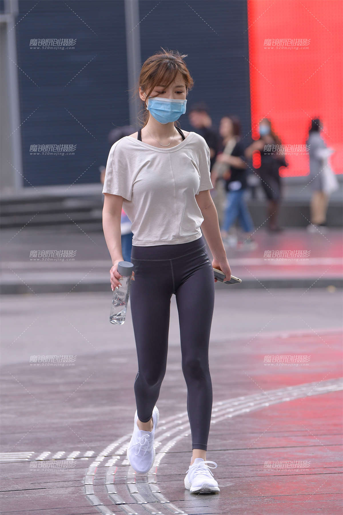 青春的紧身裤女孩-日更街拍