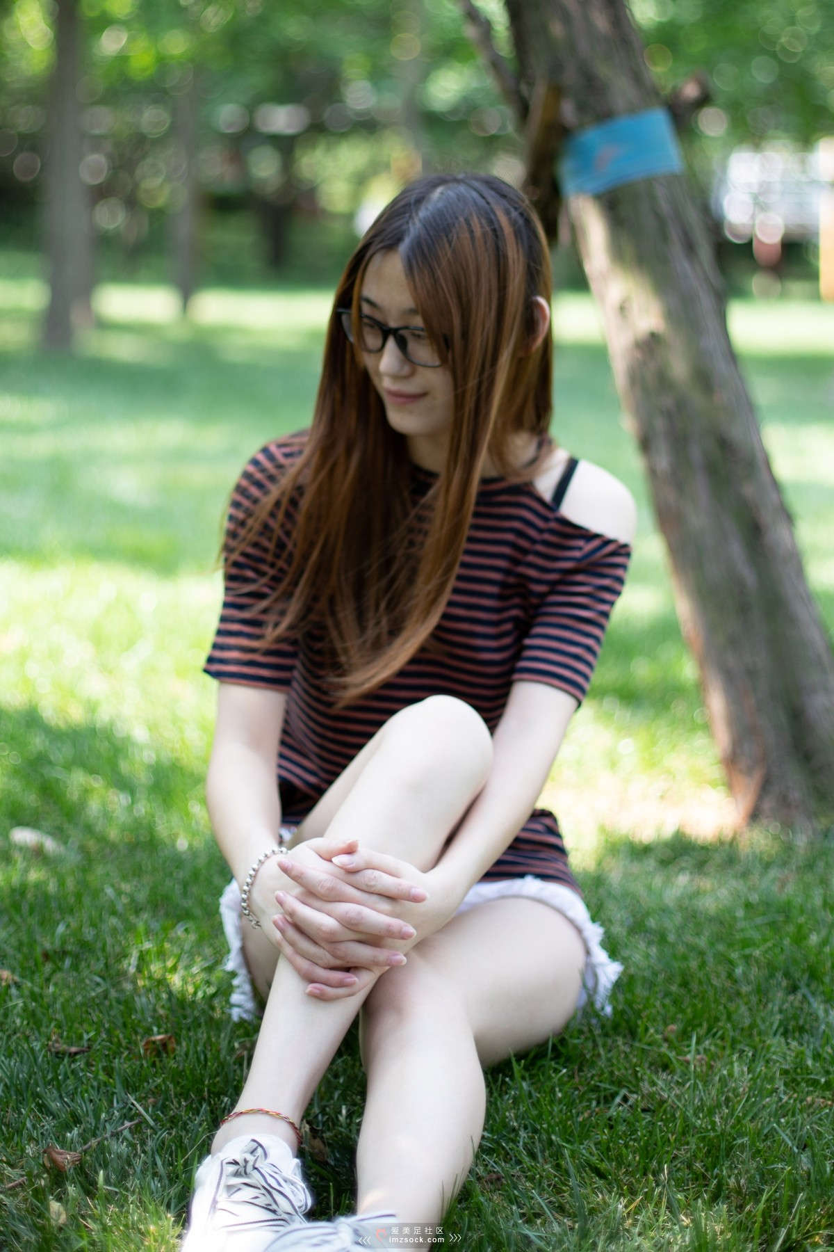 图片[2]-MZSOCK-2018 No.155 苏轩 白色帆布鞋棉袜嫩足-日更街拍