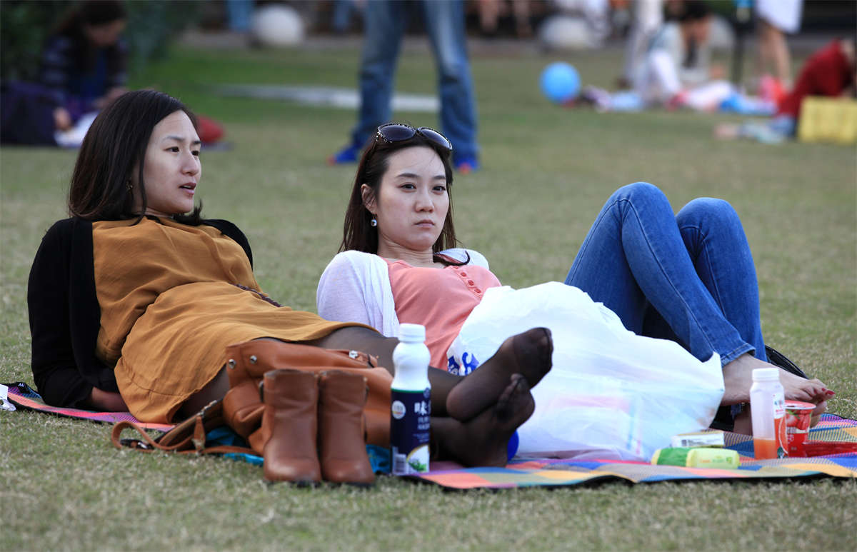 图片[2]-踏青公园街拍系列No.1041 没有对比就没有伤害，让长黑丝沦为陪衬的美脚 第5套-日更街拍