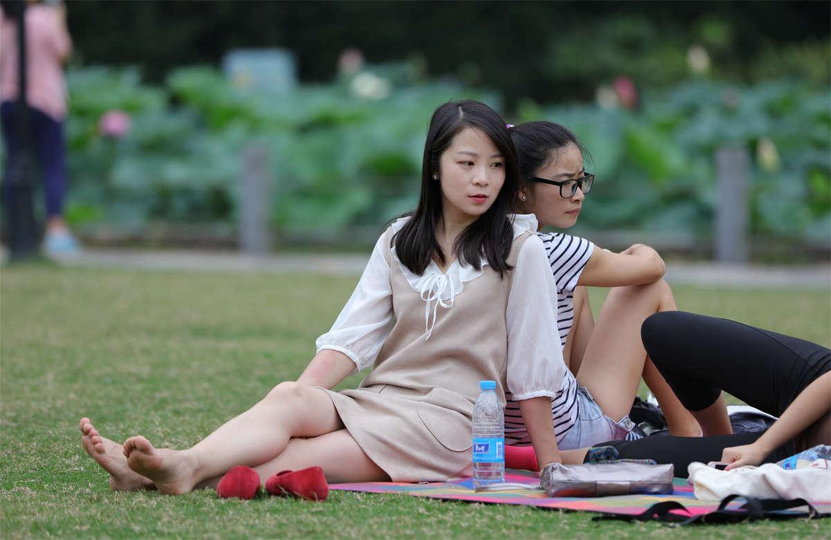 图片[2]-踏青公园街拍系列No.1745 一年前被拍过的高冷学姐，这次把清纯的小师妹带来推向前台 第2套-日更街拍