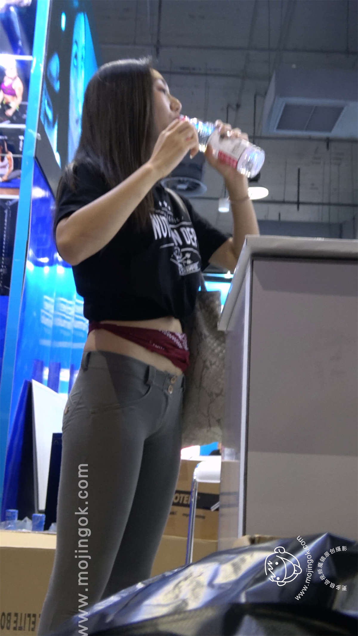 图片[2]-超紧身蜜桃臀性感美女-日更街拍