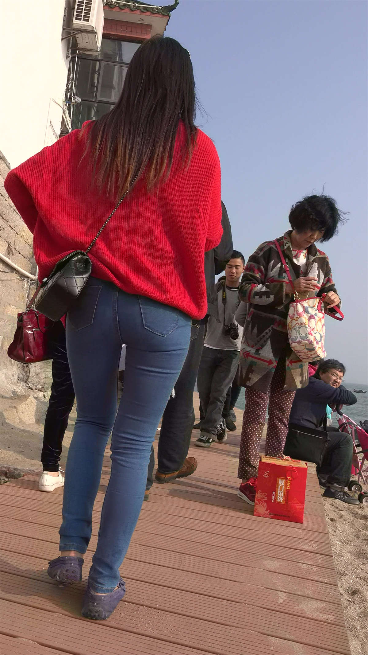 超紧蓝牛宽臀红色毛衣小清新街拍美女-日更街拍