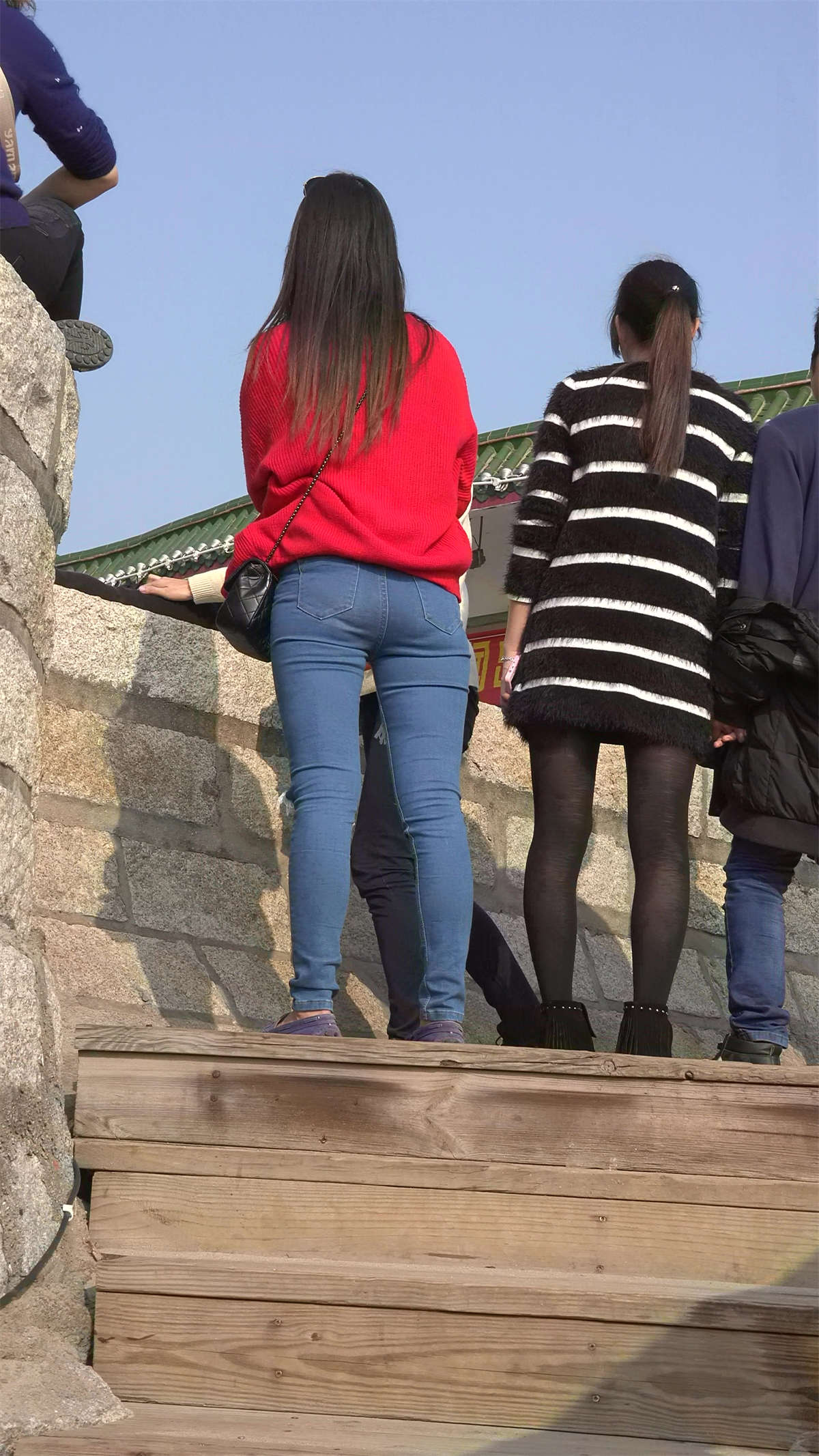 图片[2]-超紧蓝牛宽臀红色毛衣小清新街拍美女-日更街拍