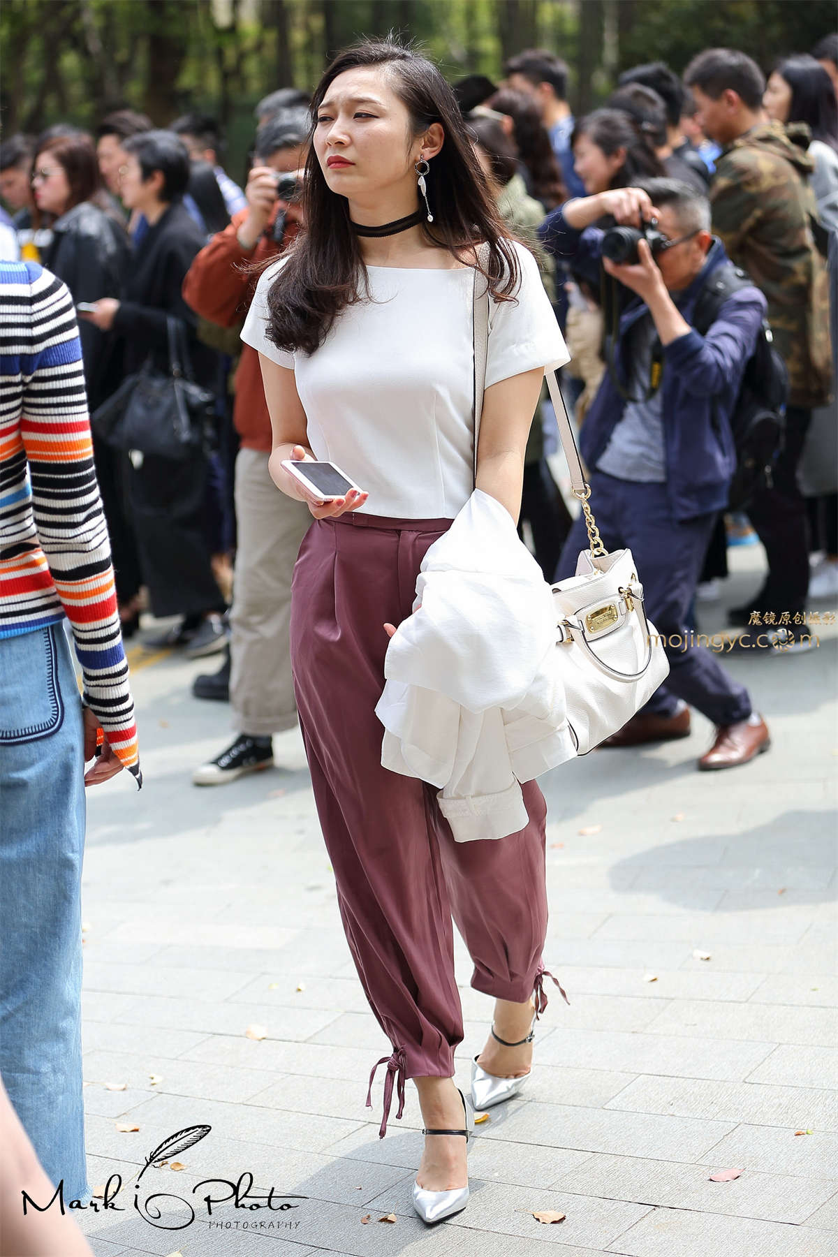 白衣紫裤美臀-日更街拍