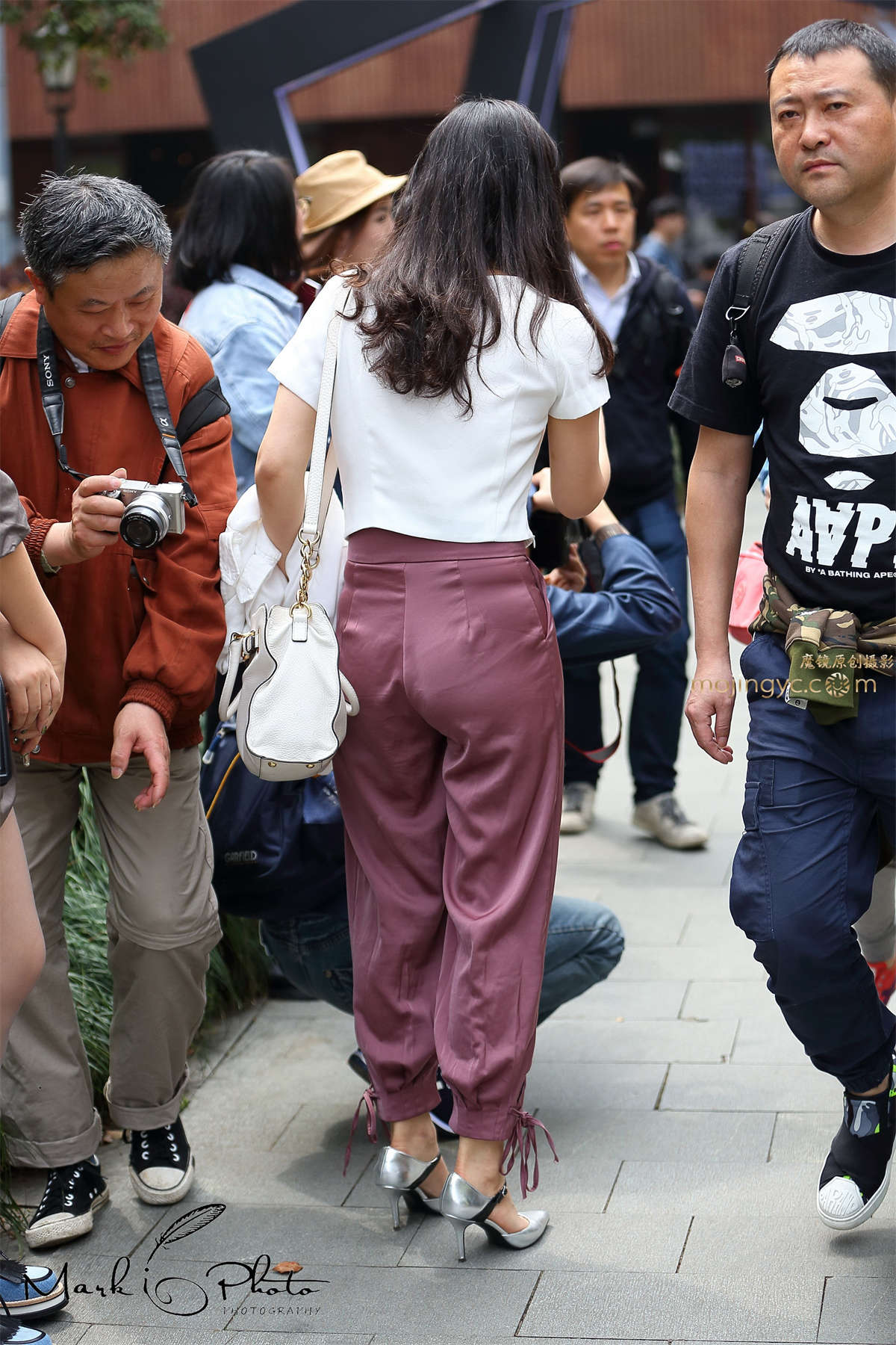 图片[2]-白衣紫裤美臀-日更街拍