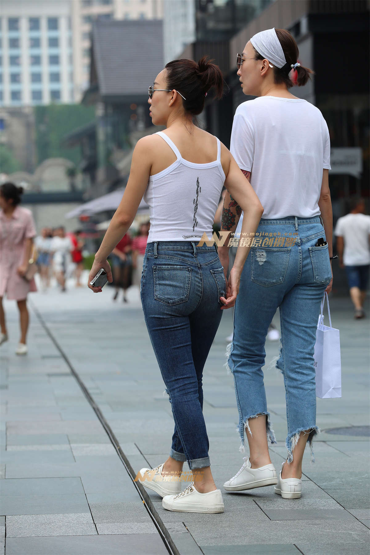 图片[2]-【视觉冲击赛贴】小背心，紧牛，小白鞋-日更街拍