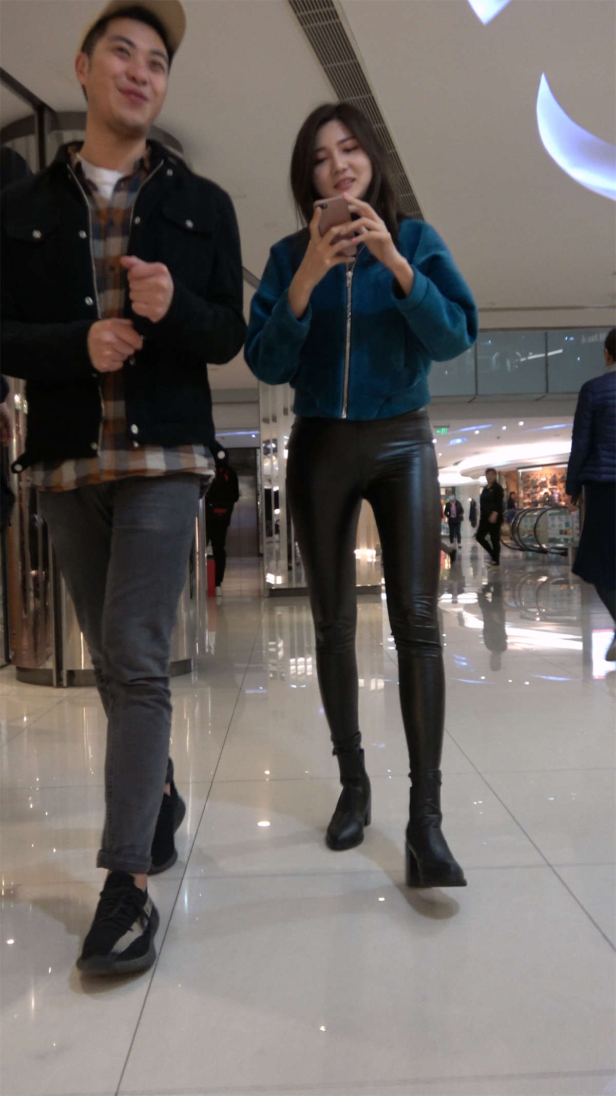 图片[2]-超高颜值紧身皮裤好身材女神美女-日更街拍