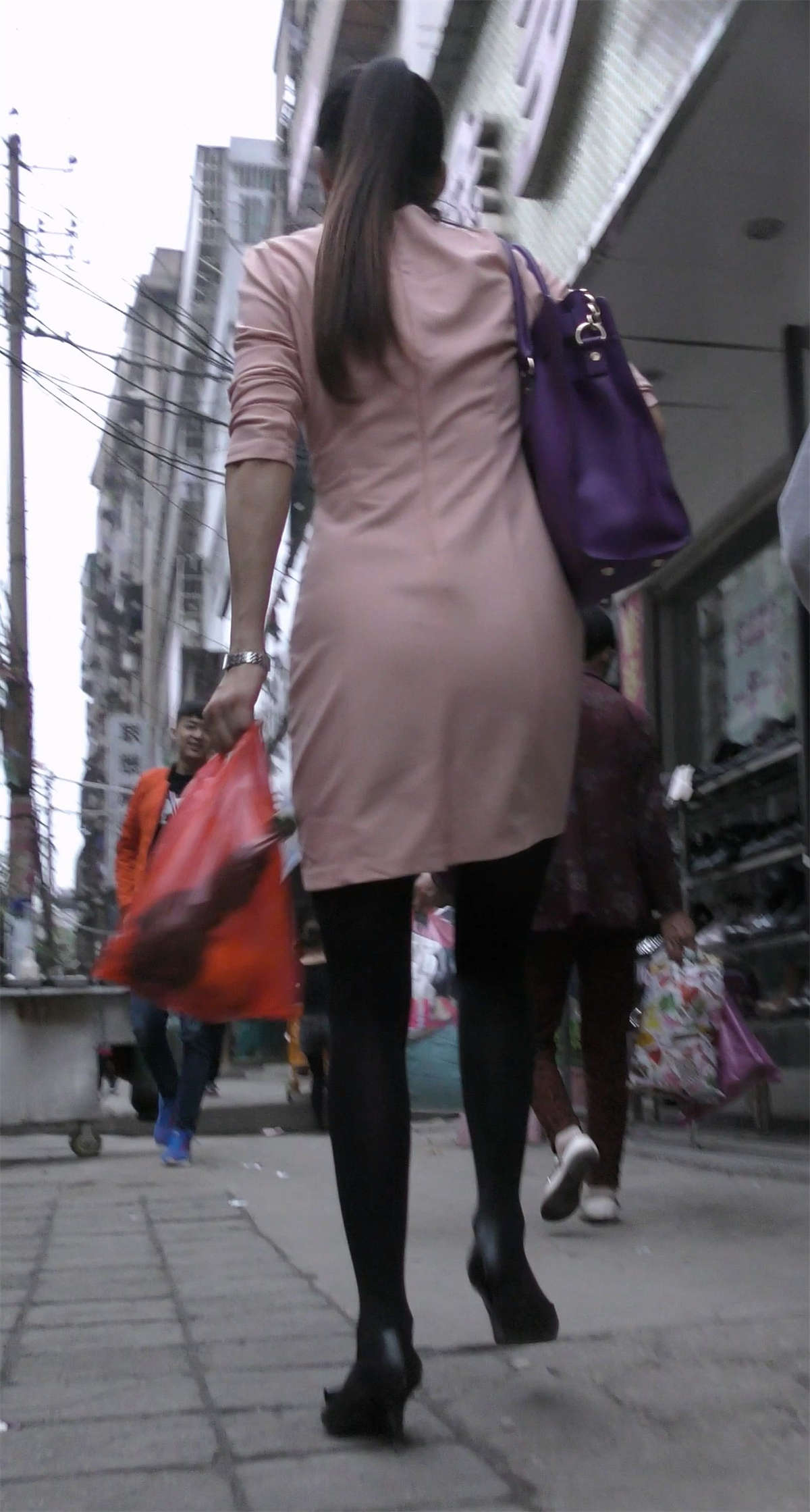 图片[2]-性感高挑黑丝袜马尾辫少妇-日更街拍