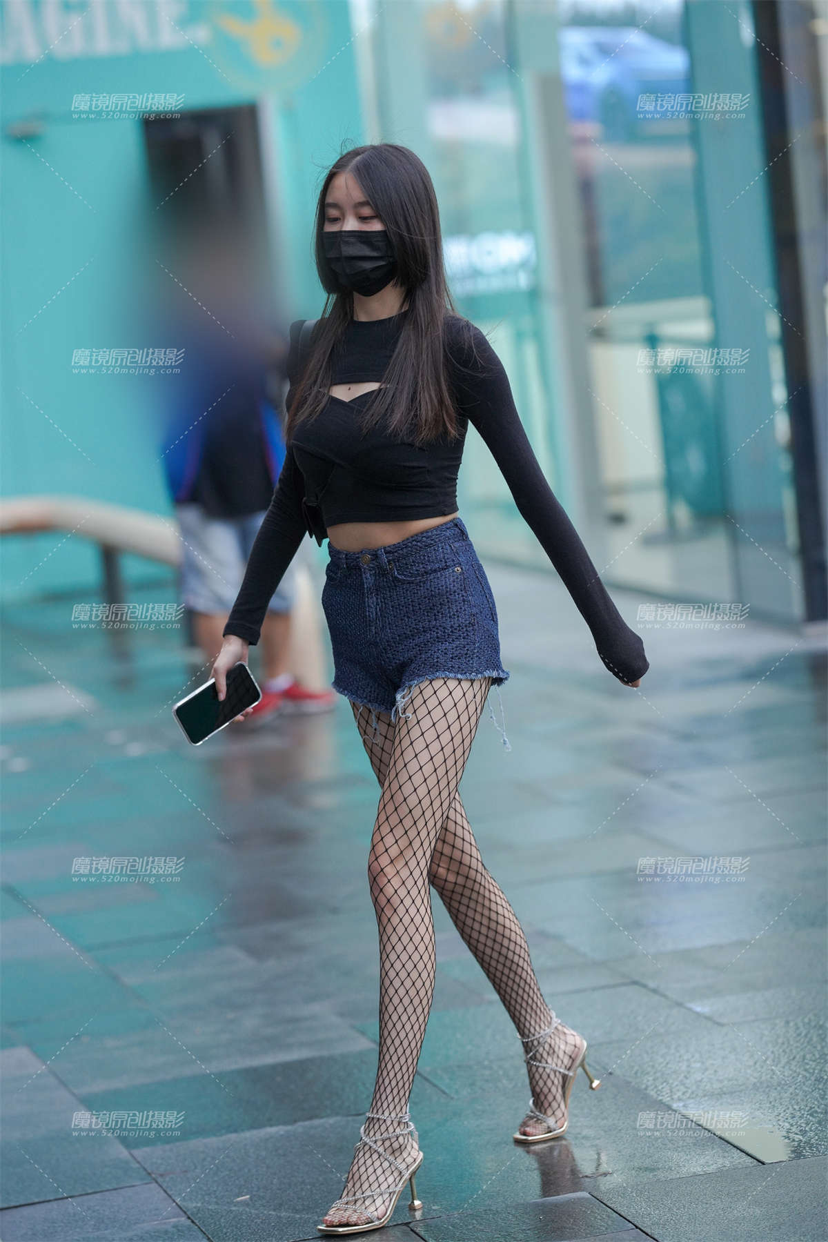 甜美乖巧的网袜大长腿美眉-日更街拍