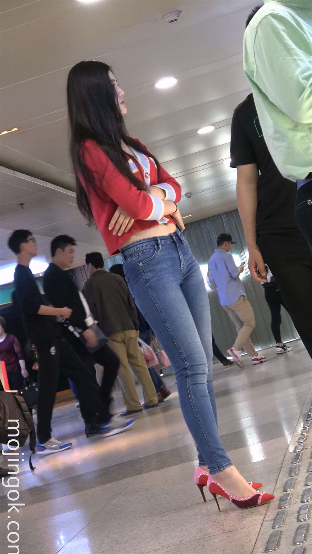 粉高跟紧身蓝牛长发美颜小姐姐-日更街拍