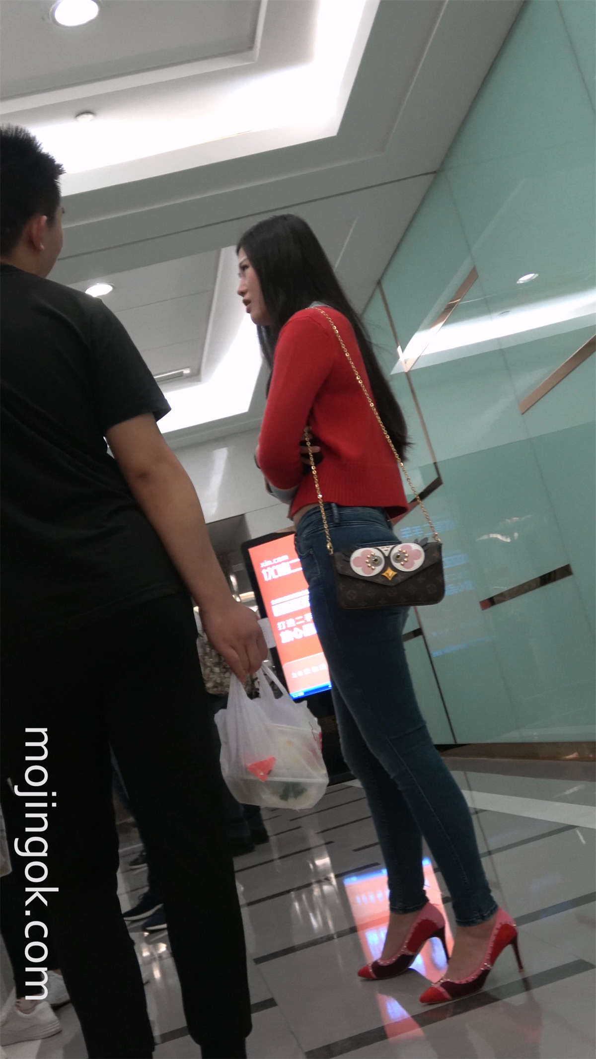 图片[2]-粉高跟紧身蓝牛长发美颜小姐姐-日更街拍