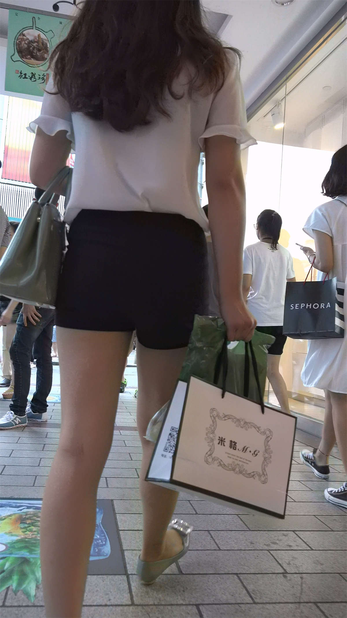丰臀热裤美腿白色雪纺衫街拍美女-日更街拍