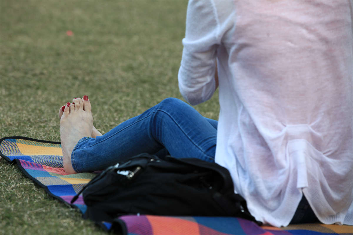 图片[2]-踏青公园街拍系列No.1042 没有对比就没有伤害，让长黑丝沦为陪衬的美脚 第4套-日更街拍