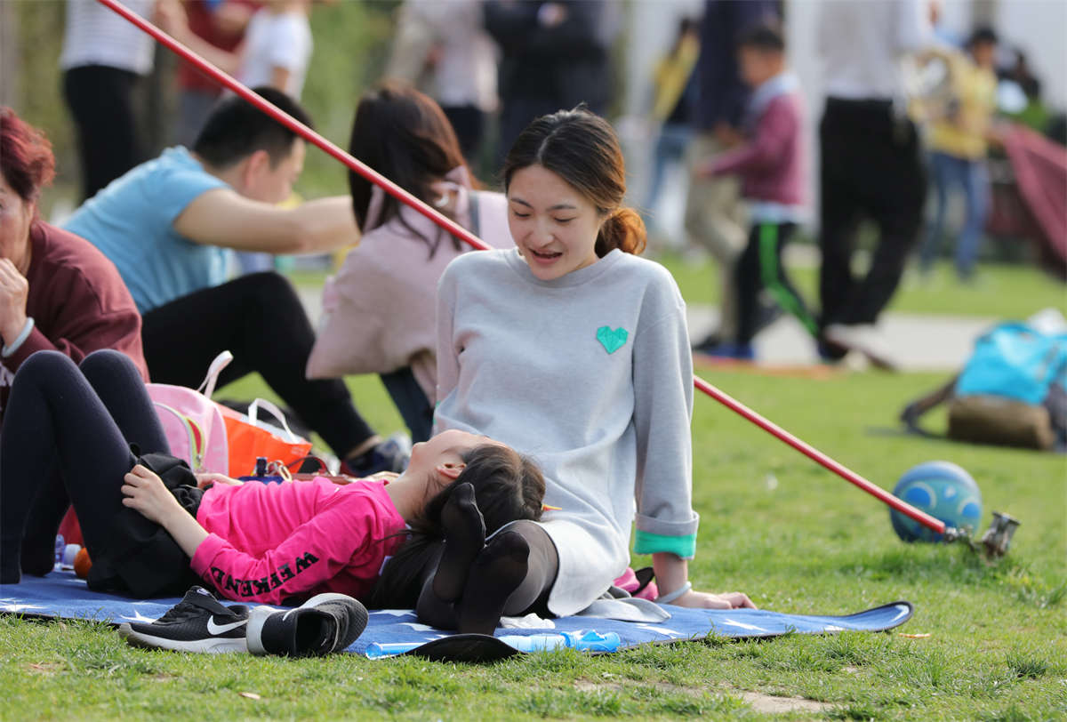 图片[2]-踏青公园街拍系列No.1746 丝足开篇必有黑丝助阵，超低空视角带你到现场领略女人足底风情 第3套-日更街拍