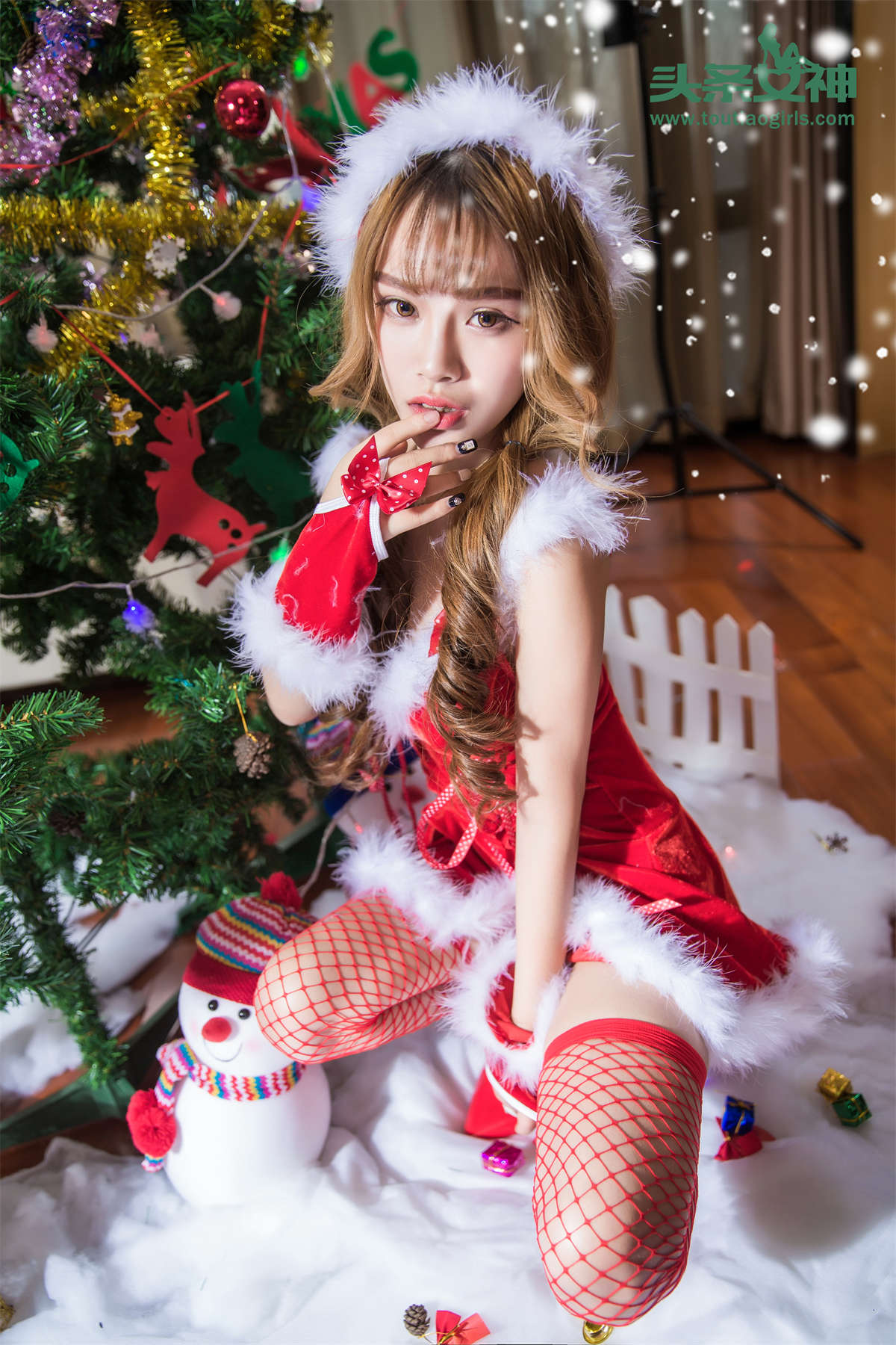 TouTiao头条女神 2016.12.18 kitty 圣诞特惠写真雪肌香肩-日更街拍