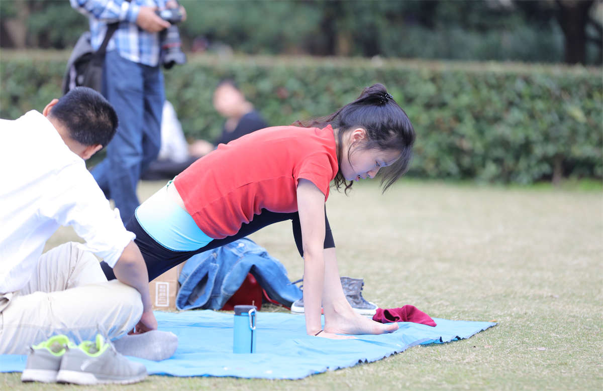 踏青公园街拍系列No.1235 修长美女倾情演绎高难度瑜珈专场 第1套-日更街拍