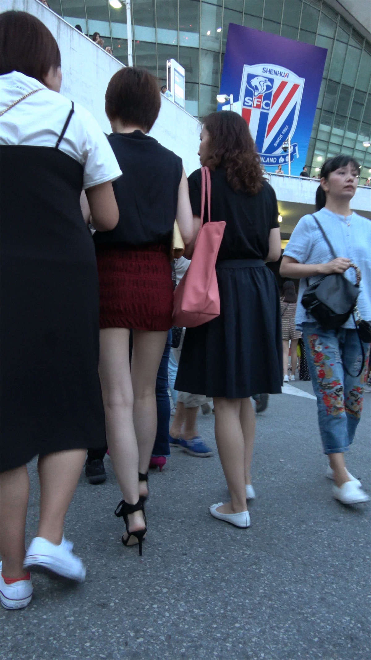 图片[2]-性感美腿高跟短裙美女-日更街拍