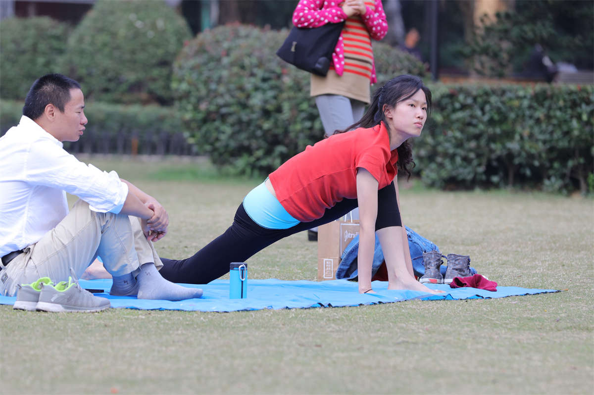 图片[2]-踏青公园街拍系列No.1235 修长美女倾情演绎高难度瑜珈专场 第1套-日更街拍