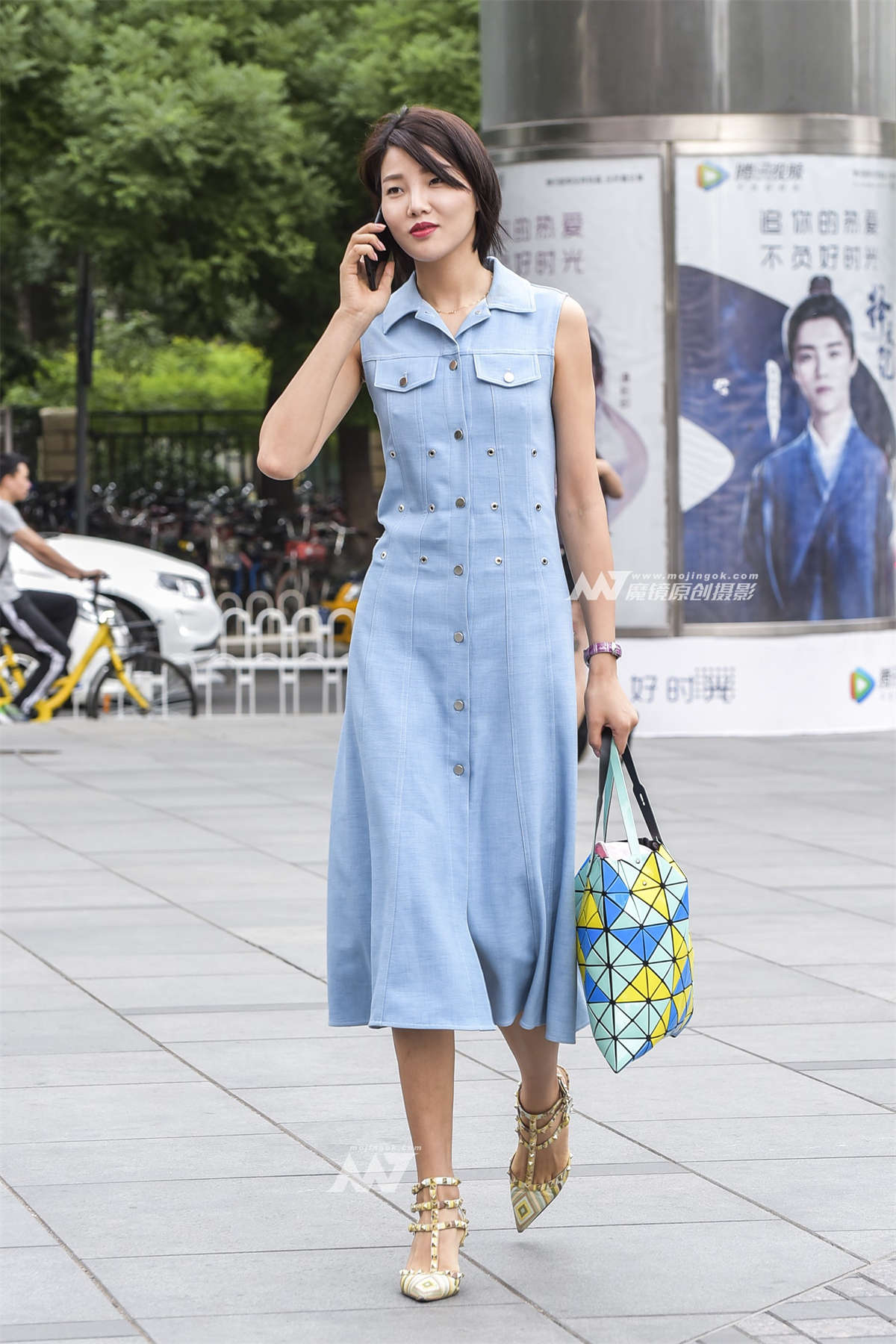 身材高挑秀外慧中的短发美女-日更街拍