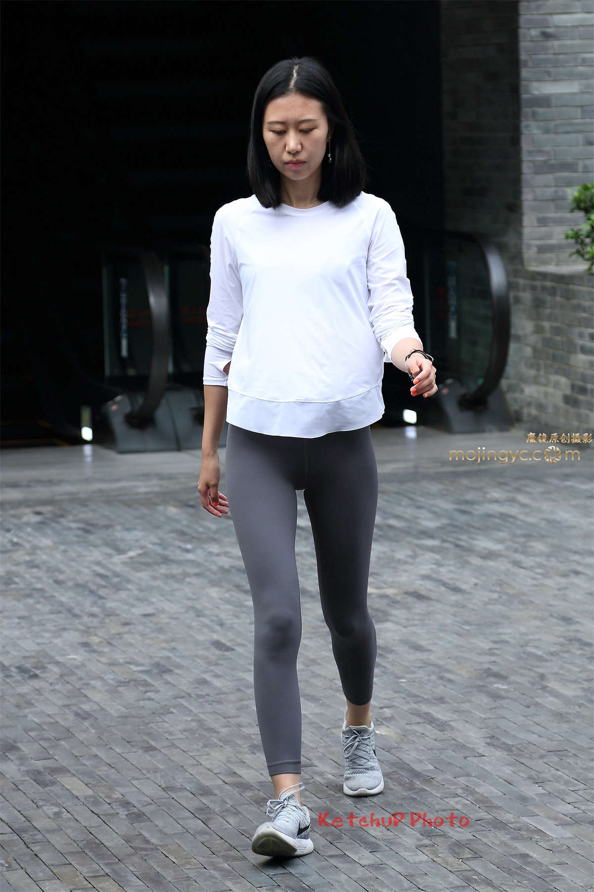 紧身瑜珈裤妹子走路飞快-日更街拍