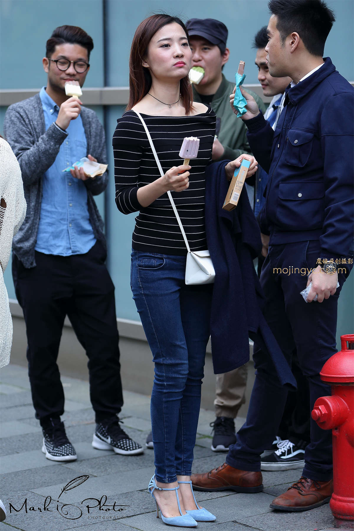 吃冷饮的紧身牛仔裤mm-日更街拍