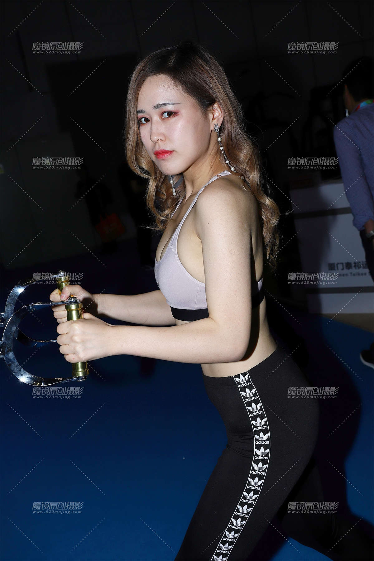 浅色抹胸拉环训练插图1