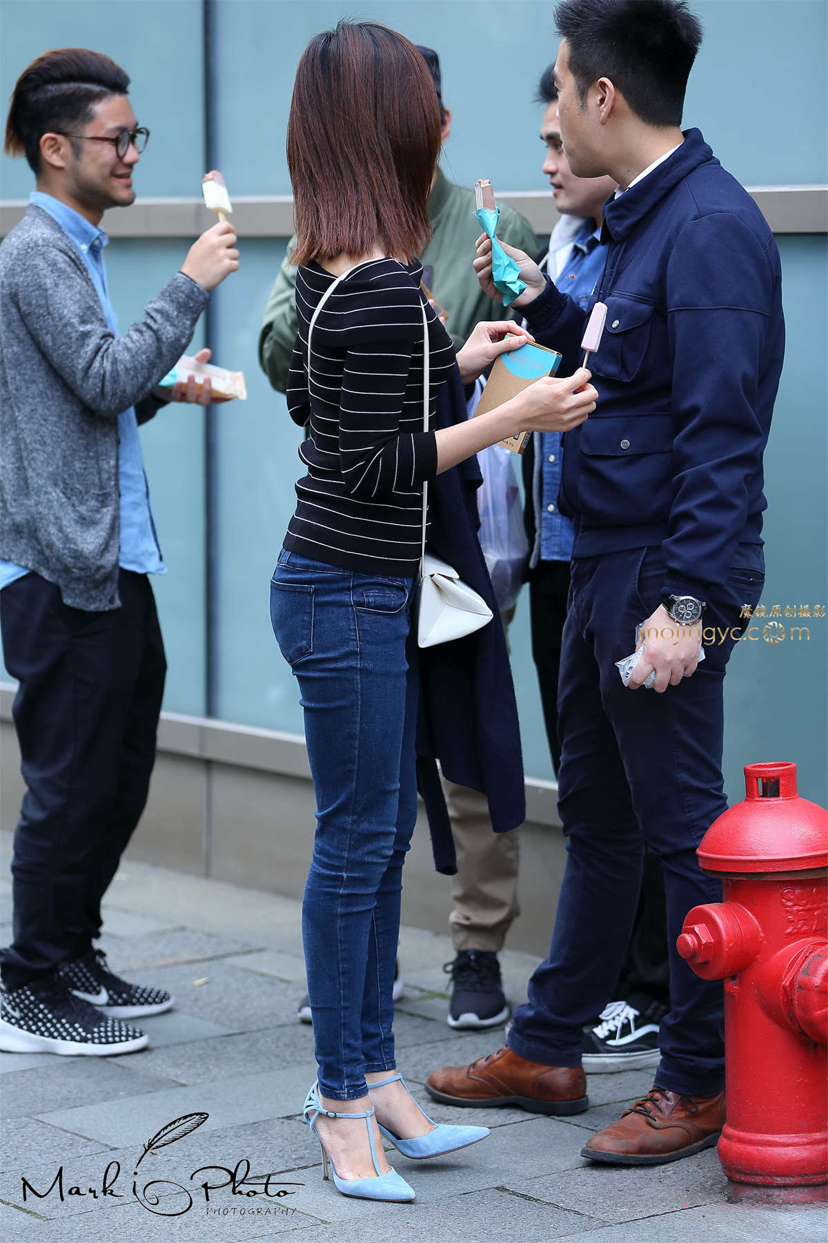 图片[2]-吃冷饮的紧身牛仔裤mm-日更街拍