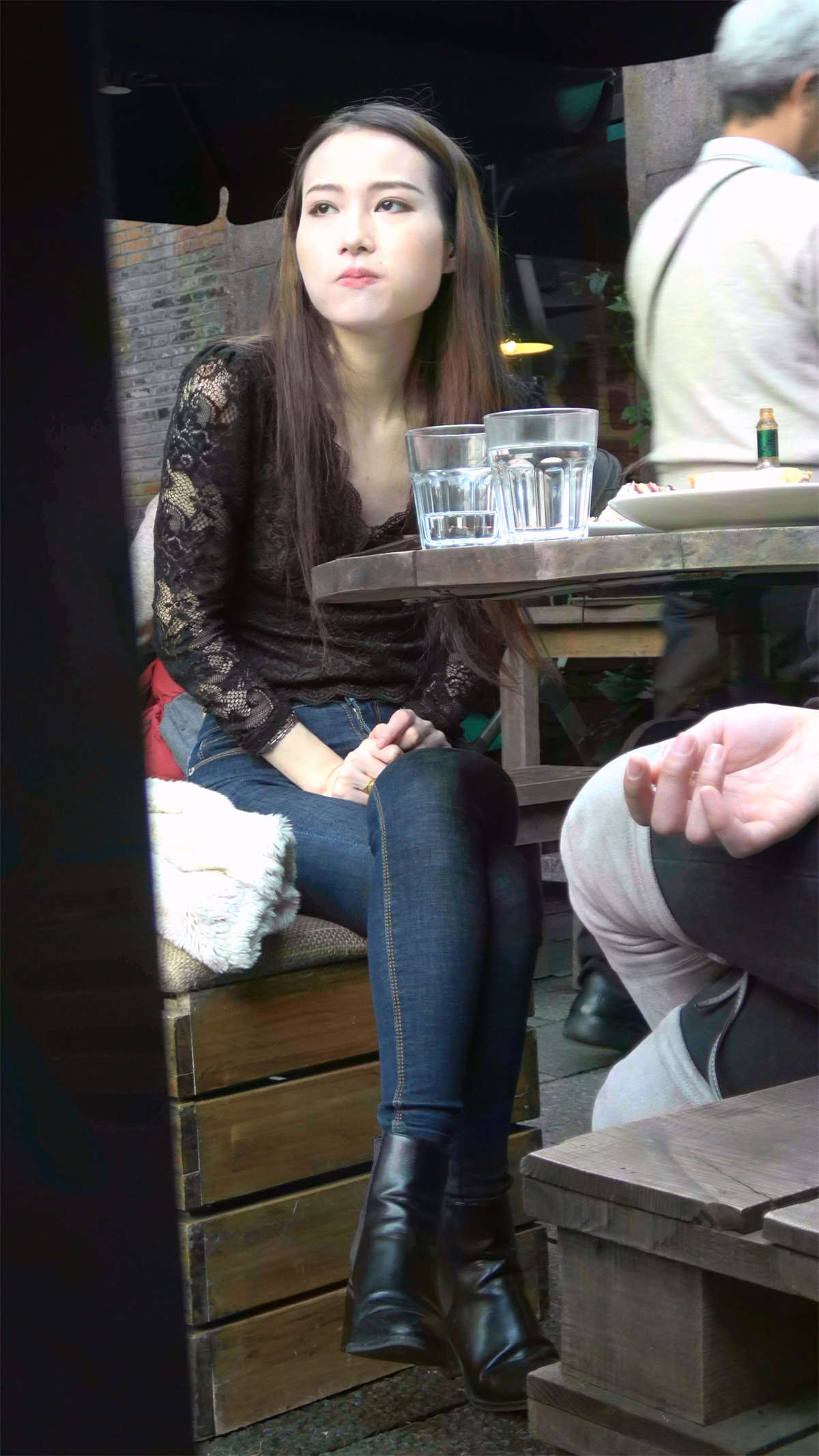 图片[2]-跟闺蜜下午茶的小资美女-日更街拍