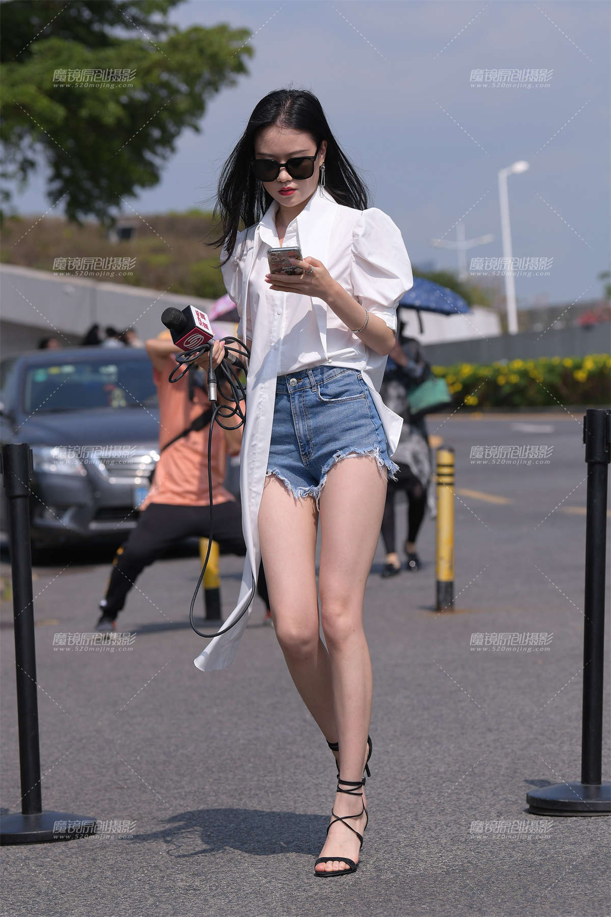 热裤小姐姐，这双美腿太迷人了~-日更街拍